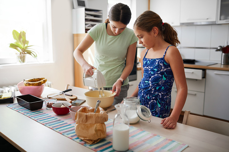 Dodge06G's tweet photo. [Just finished baking chocolate cookies with my favorite little human —sticky fingers, silly jokes, and way too much dough left on the counter. Best Sunday win ever!]， https://t.co/NlzGUTgTrz