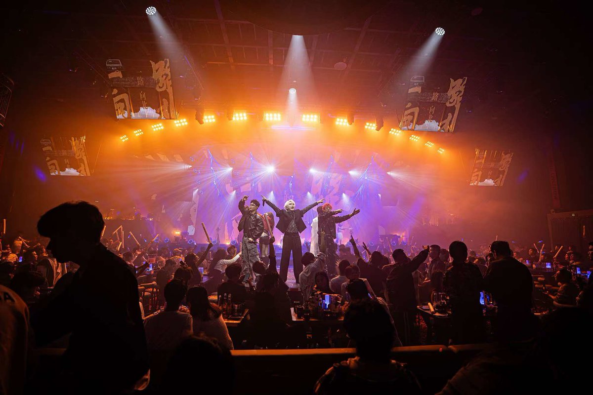 BRUN74555785's tweet photo. Just watched an incredible live indie band show at the downtown venue—their stage energy is so contagious, every song hits different live! ， https://t.co/ey2sFzMVeB