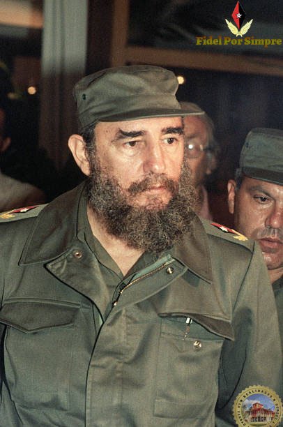 JHGcasanova's tweet photo. Fidel:"Prefiero mil veces el traje verde olivo que tiene la justificación, para mí, de que ese fue el que usé en la Sierra y lo puedo usar aquí, porque soy, sencillamente, un civil que cogí un rifle para defender los derechos del pueblo". #LatiendoConFidel @DiazCanelB https://t.co/vfHH9IWNFN