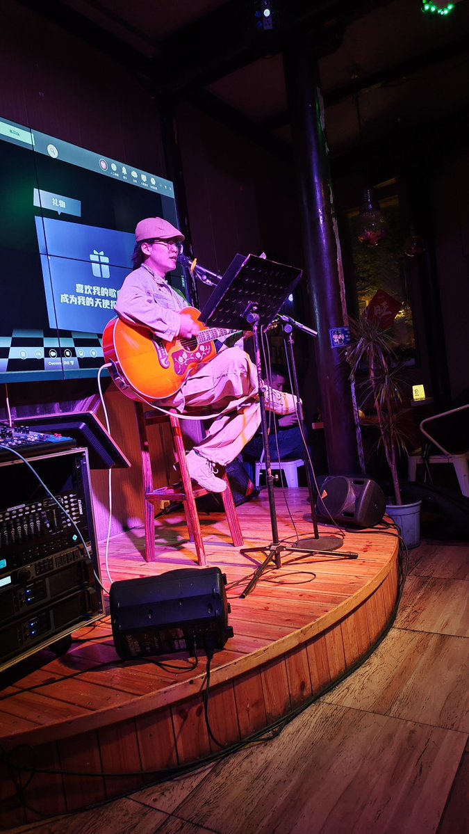 allusuboddh2's tweet photo. Just saw the acoustic version of "Windy Hills" live at the downtown small venue—chills, tears, and the kind of magical, intimate energy only a small show can bring. 10/10 would queue for hours again! https://t.co/14OqWQNKoH