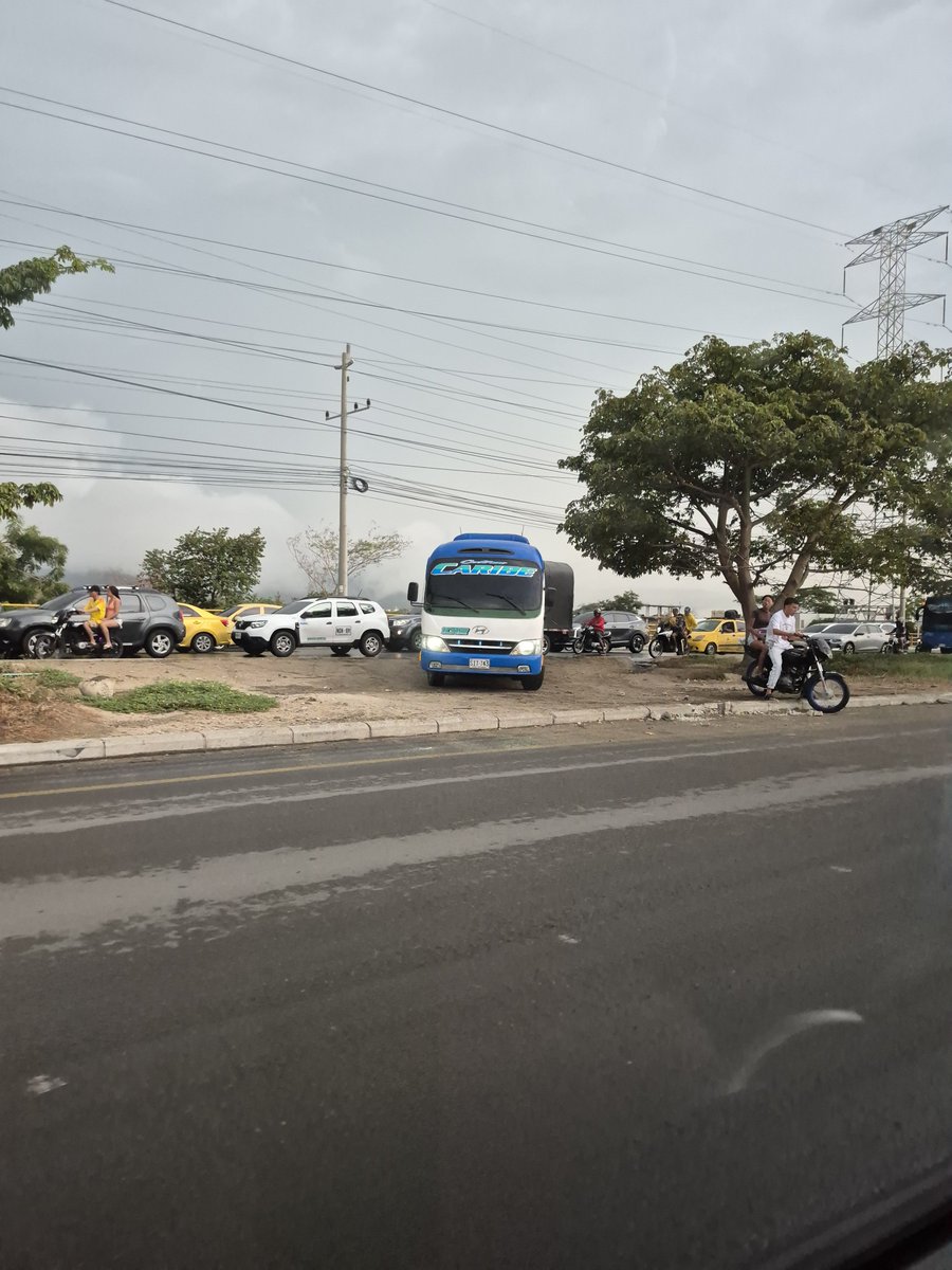 IvanOlidark's tweet photo. El circo de Santa Marta. Ahora por la obra de la antigua piragua.  @SantaMartaDTCH @PoliciaStaMarta https://t.co/b4YvB2jhwS
