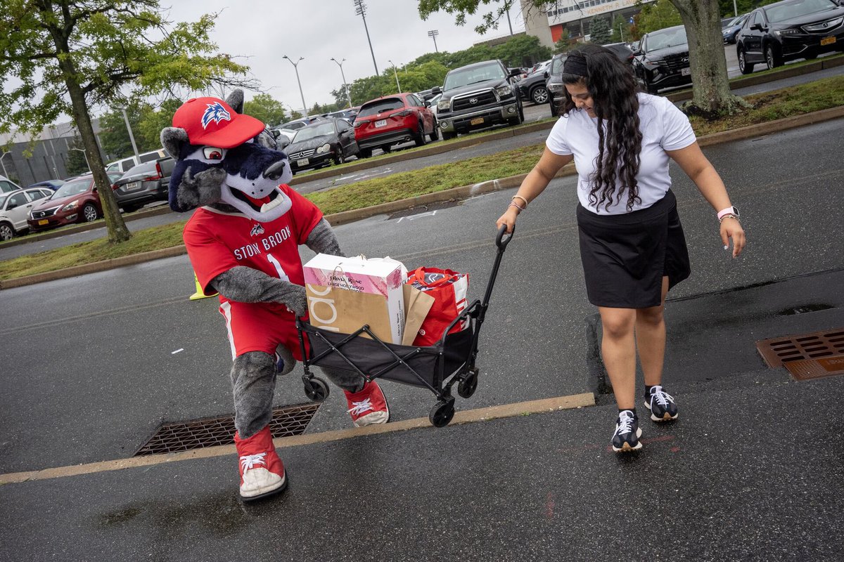 stonybrooku's tweet photo. Move-In Day 1 is complete! 🌊🐺

Our newest Seawolves settled into their new rooms and celebrated the day at the Family Welcome BBQ.

Welcome home, class of 2030! https://t.co/Rc7pPdIGGt