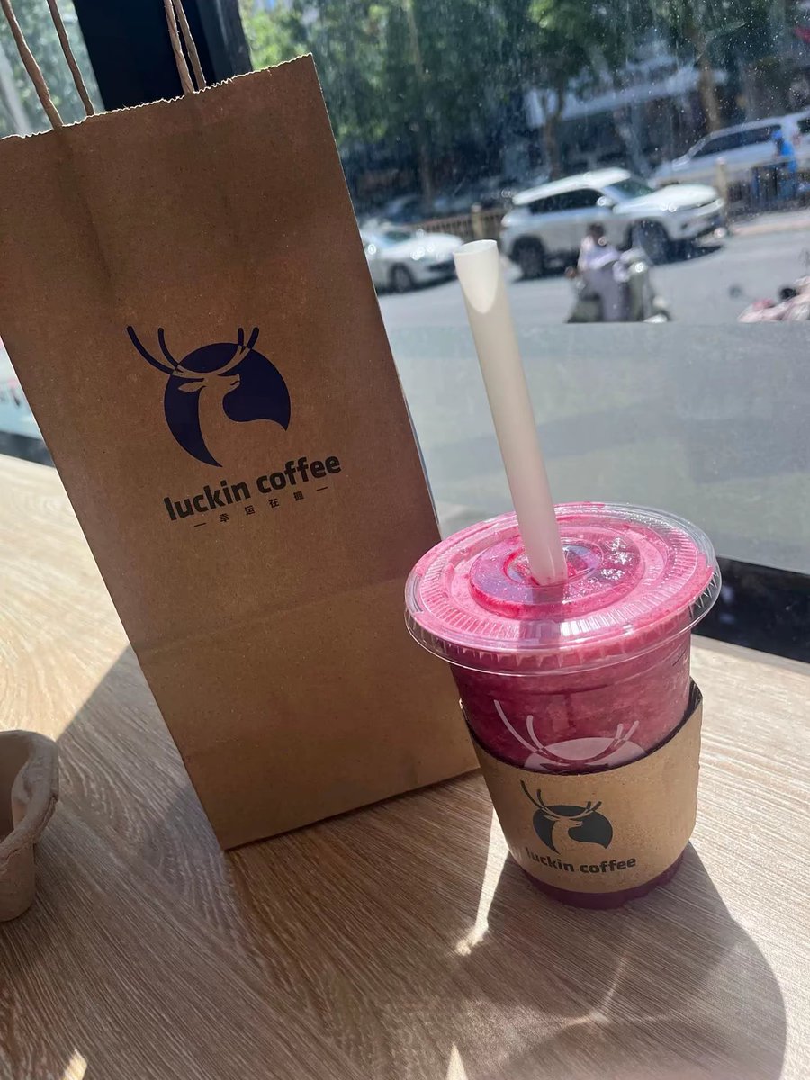 Varapra194's tweet photo. When your friend brings you your favorite iced coffee just because you had a rough morning—small kindnesses hit different. https://t.co/DOrYTWgTuc