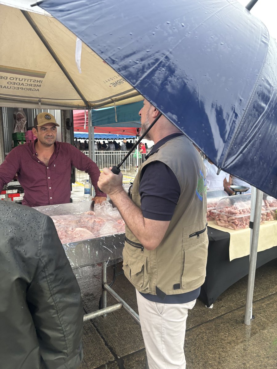 FAOBrasilCoop's tweet photo. 🇧🇷🇵🇦 Este lunes, ha empezado la misión técnica de @conab_oficial al @IMAPanama, en el marco del programa de cooperación @FAOBrasilCoop. 
La primera visita fue a la Mega Feria del IMA, una iniciativa que acerca alimentos🍌🥬🥕a las familias panameñas a precios + asequibles. https://t.co/GbPYmlZ3Ck