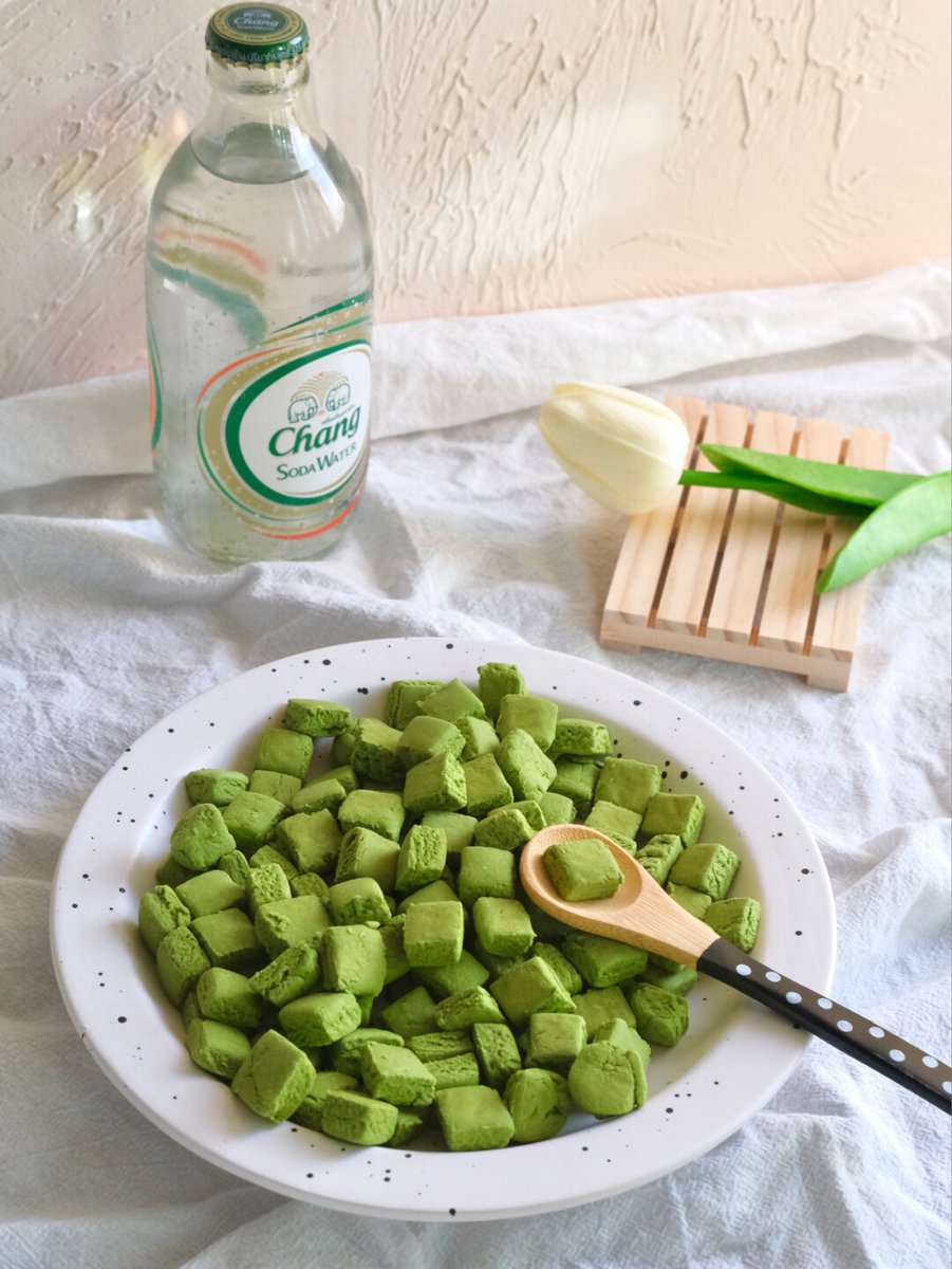 SubhashSwargia2's tweet photo. Just grabbed a bag of buttery matcha cookies  These crisp, tea-infused bites are way too good to keep to myself—tag a friend who needs a sweet snack pick-me-up!， https://t.co/fR7KMMOm6m