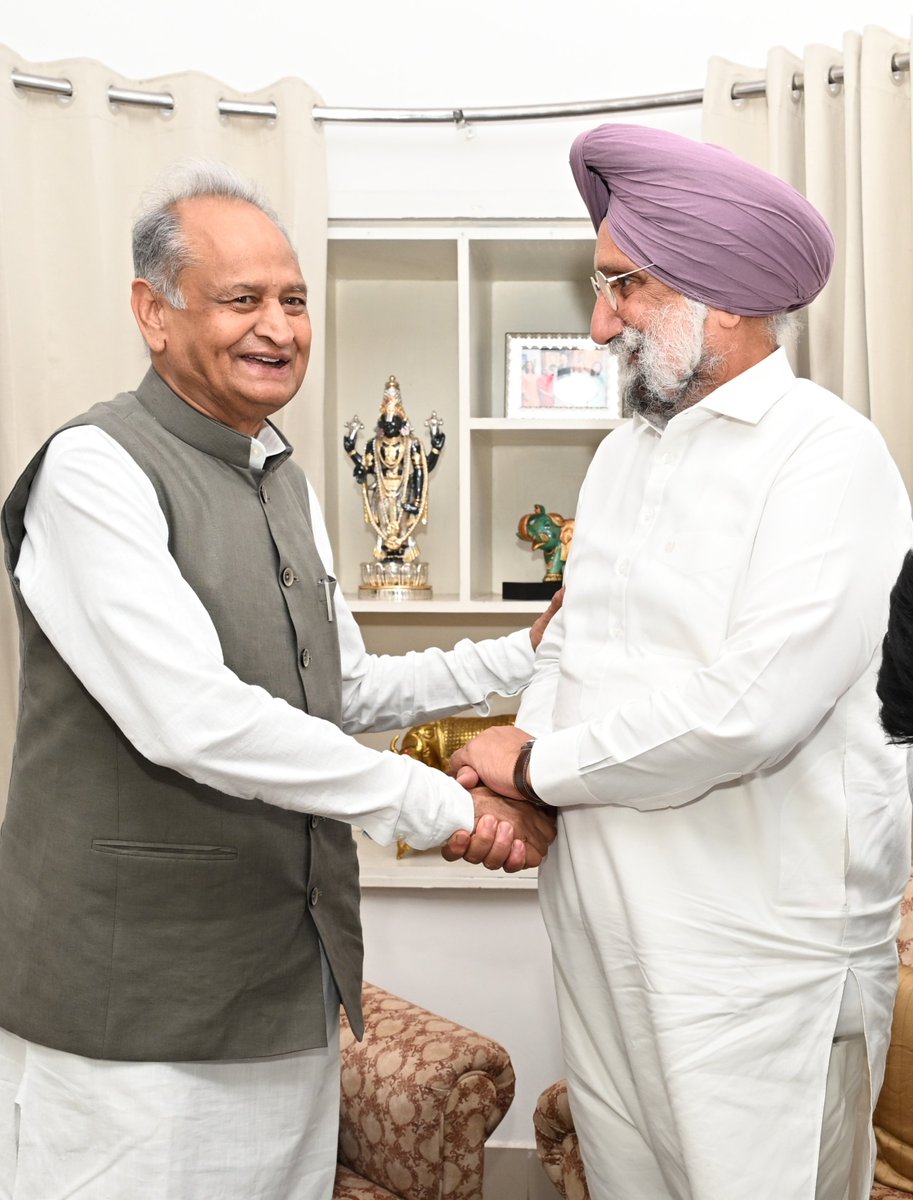 ashokgehlot51's tweet photo. आज सिविल लाइंस आवास पर राजस्थान एआईसीसी प्रभारी श्री सुखजिंदर सिंह रंधावा, प्रदेश कांग्रेस अध्यक्ष श्री गोविंद सिंह डोटासरा एवं राजस्थान विधानसभा में नेता प्रतिपक्ष श्री टीकाराम जूली ने शिष्टाचार भेंट की।
@Sukhjinder_INC @GovindDotasra @TikaRamJullyINC https://t.co/MsjO2k1dN9