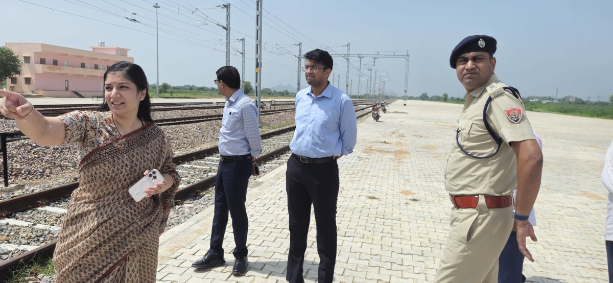 dipronarnaul's tweet photo. महेंद्रगढ़ जिला में औद्योगिक क्रांति की शुरुआत, इंटीग्रेटेड मल्टी मॉडल लॉजिस्टिक हब में रेल संपर्क तैयार

मुख्यमंत्री नायब सिंह सैनी 23 अगस्त को दिखाएंगे पहली मालगाड़ी को हरी झंडी

लगभग 2 किलोमीटर लंबी चार पटरियों के साथ दोहरे स्टेशन तैयार

डीसी अनुपमा अंजली ने परखी व्यवस्थाएं https://t.co/OLq5etP7bU