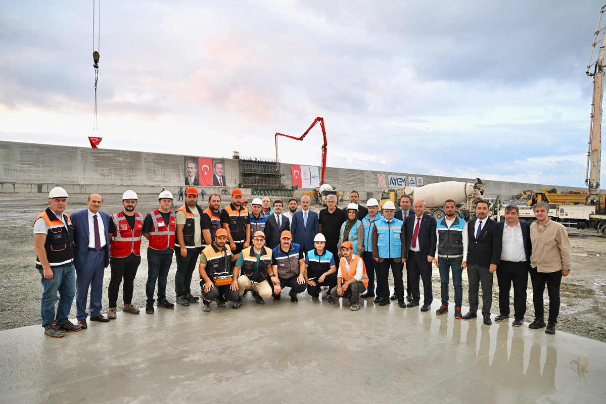 a_uraloglu's tweet photo. İyidere Lojistik Limanı’mızda kritik bir aşamayı daha geride bıraktık. ⚓️

2 bin 950 metre uzunluğundaki ana mendireğin son 11 metrelik kronman betonunu da tamamlayarak ana mendirek imalatını bitirdik. 🏗️ 

Yüzde 82 fiziki gerçekleşmeye ulaştığımız projemiz, yıllık 3 milyon ton genel kargo ve 8 milyon ton dökme yük kapasitesiyle büyük tonajlı gemilere hizmet verecek. 🚢 

İyidere Lojistik Limanı ile Rize’mizi ve Doğu Karadeniz’i ulusal ve uluslararası ticaret ağlarına daha güçlü şekilde bağlayacağız.🌍

📍Rize

#TürkiyeHızlanıyor 🇹🇷
