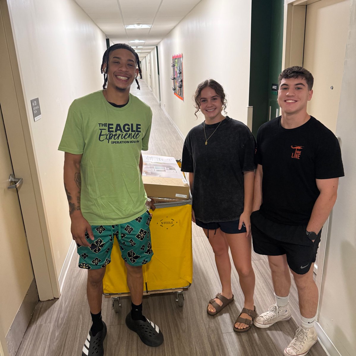 GS_GoldenMBB's tweet photo. Golden Eagle Hoops worked double duty on Operation Move-In and welcomed our newest Golden Eagle students to campus! 💪

#championsofcharacter #LetItFly🦅 https://t.co/h2sJ5Z3vqT