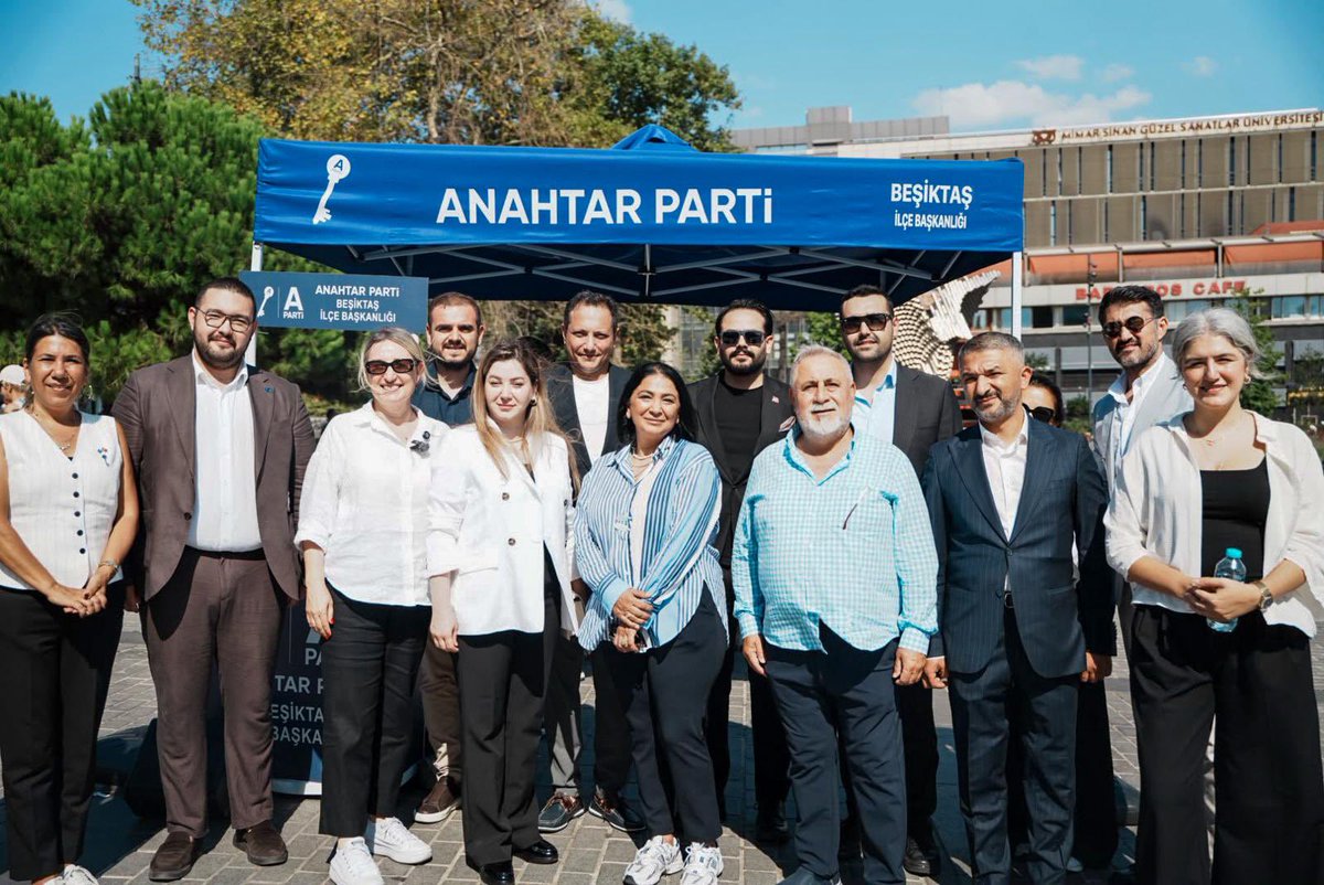 anahtarparti's tweet photo. Rotamız millet: Durağımız İstanbul, Beşiktaş…

Anahtar Parti Genel Sekreterimiz Sayın Nihal Ağca, “Rotamız Millet” programı kapsamında Beşiktaş’ta esnafımız ve İstanbullu hemşehrilerimizle bir araya geldi.

İstanbul İl Başkanımız Sayın Cahit Vural’ın yanı sıra MYK Üyelerimiz Sayın Ahmet Ali Kaplan, Sayın Enes Malik Saran, Sayın Ertuğrul Ülker ve Sayın Bilgehan Bayramoğlu; kurucularımız Sayın Mahmut Saklı, Sayın Ahmet Bingöl, Sayın Melek Güney, Sayın Yusuf Ergin ve Sayın Metehan Burak Mert’in katıldığı programda Beşiktaş esnafımız ziyaret edildi, vatandaşlarımızla sohbet edilerek talep ve beklentileri dinlendi.