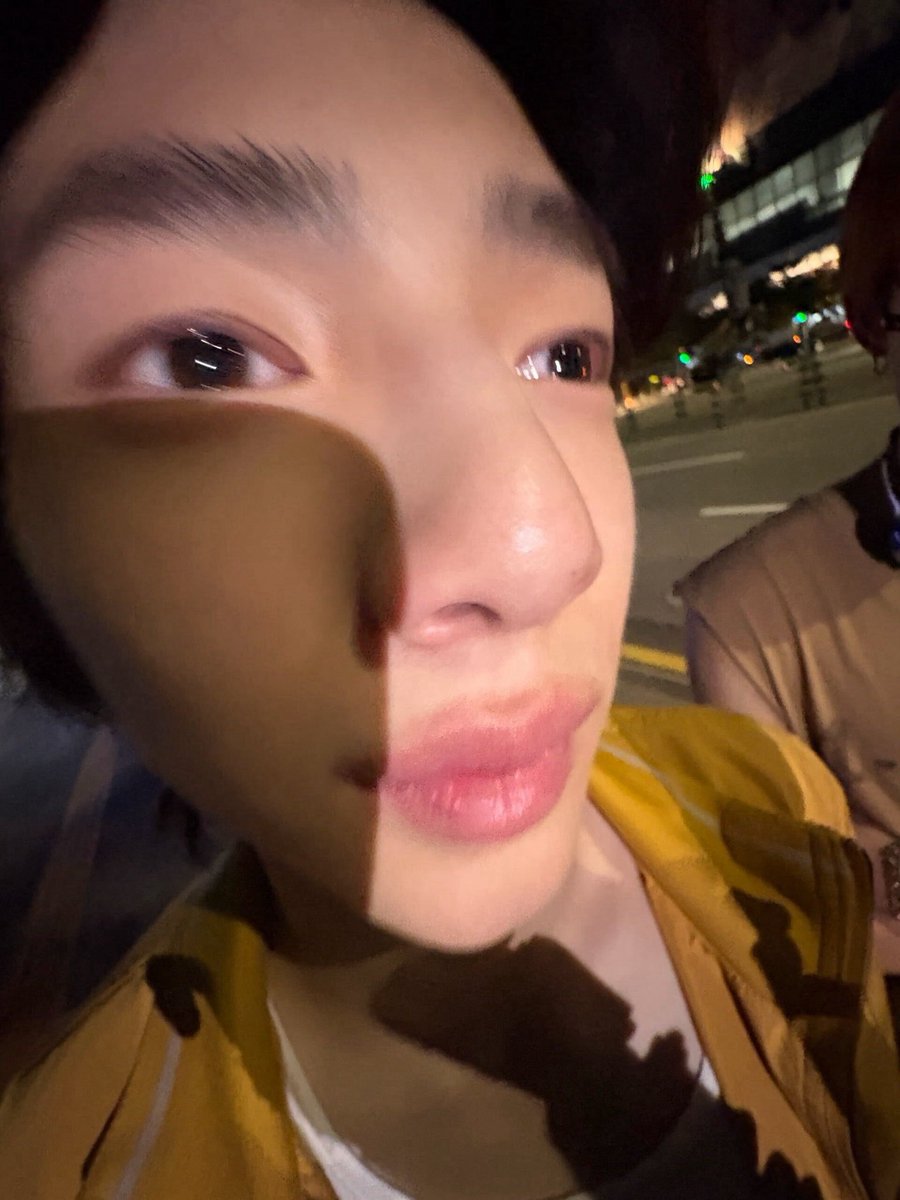 jjuhoouism's tweet photo. udah diledekin, difoto pas nangis, TERNYATA DIA SELCA JUGA PAS JJU NANGIS😭 ISENG BGT SIH https://t.co/vkS8LqRV0w