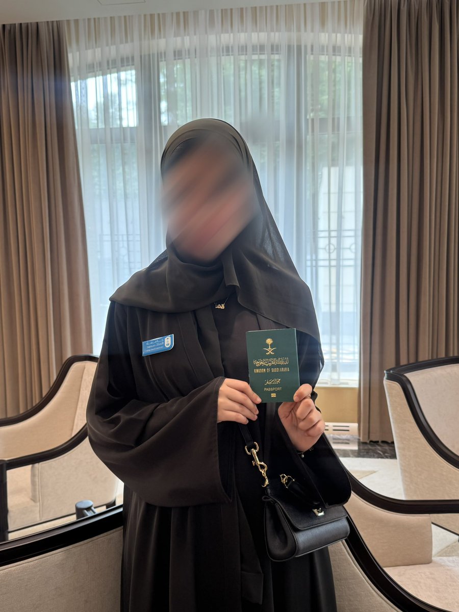 reema_CLS's tweet photo. تمثيل جامعة الملك سعود في روسيا ما كان بالنسبة لي مجرد فرصة تمثيل
كانت تجربة عمّقت شعوري بالانتماء لصرح علّمني ومكّنني ومنحني ثقته 🇸🇦❤️🇷🇺

خلال الرحلة زرت اماكن علميه وترفيهيه وخضت  تجارب مختلفة صقلت فيها مهاراتي وهيأتني لخوض تجارب اكبر  

وكان لي شرف الحديث وتمثيل جامعتي في اكثر من محطة من بداية الرحلة إلى لقائنا بسفير المملكة وحتى حفلها الختامي 

لكن اكثر شيء حملته معي من هذه الفرصه هو الأشخاص او زي ما سميتهم "مكسب الرحله " ❤️

اني التقي بنخبة من الطالبات من جامعات المملكة 
نتشارك الطموح
ونتبادل الأفكار
ونكتشف قد إيش يجمعنا حب هذا الوطن والرغبة في تمثيله بأفضل صورة

هو فعلا يعني لي الكثير ويزيد الرحله معنى اكبر 

وارجع اليوم بامتنان اكبر لجامعتي الحبيبة 
وبإحساس اعمق بانني انتمي فعلًا لهذا المكان 
وسأظل دائما بنت جامعتي العزيزة احمل اسمها بكل فخر ومحبة اينما كنت 💙