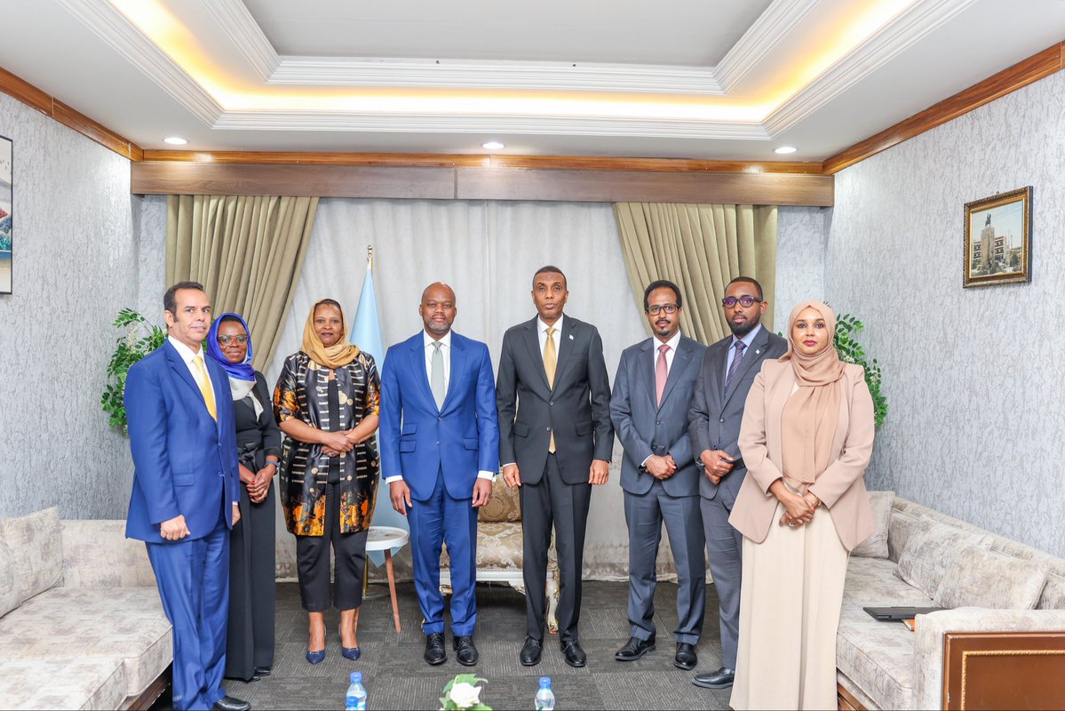 SomaliPM's tweet photo. Ra’iisul Wasaaraha Xukuumadda Jamhuuriyadda Federaalka Soomaaliya Mudane Xamsa Cabdi Barre, ayaa xafiiskiisa ku qaabilay Xoghayaha Guud ee Aagga Ganacsiga Xorta ah ee Qaaradda Afrika (AfCFTA), Mudane Wamkele Mene, oo booqasho rasmi ah ku yimid dalka. https://t.co/kngPzqALH1