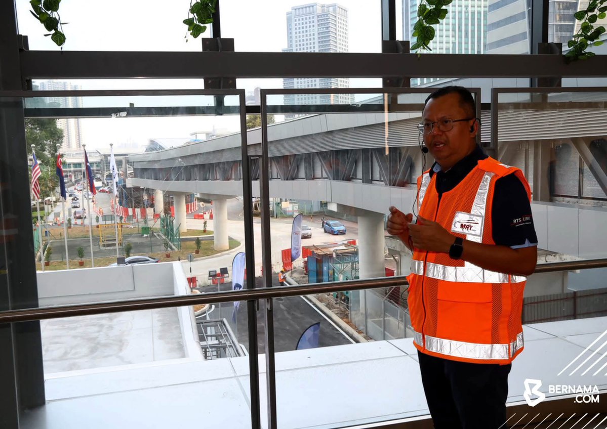 bernamadotcom's tweet photo. Sistem itu akan menghubungkan Bukit Chagar di Johor Bahru dengan Woodlands North di Singapura.
📸 fotoBERNAMA
#BernamaImages
#BernamaNews
#RTSLink
#Malaysia
#Singapura https://t.co/kv3SbwFXfs