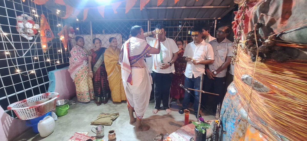 koustavcp's tweet photo. আজ ব্যারাকপুর শান্তিবাজার এলাকার সুভাষনগর ক্লাবের শিবপুজোয় উপস্থিত থেকে মহাদেবের মাথায় জল ঢাললাম এবং এলাকার মানুষের মাঝে ভোগ বিতরণ করলাম। হর হর মহাদেব!

#barrackporeassembly #koustavbagchi #harharmahadev https://t.co/eSSPTF4CCc