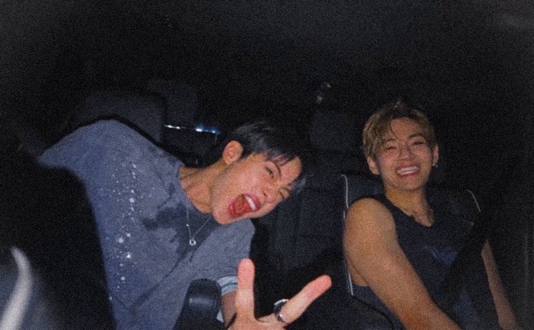 strwbrryoongii's tweet photo. wait this pic is cute asf man 🥹☝🏽 https://t.co/DabWAhKDCC