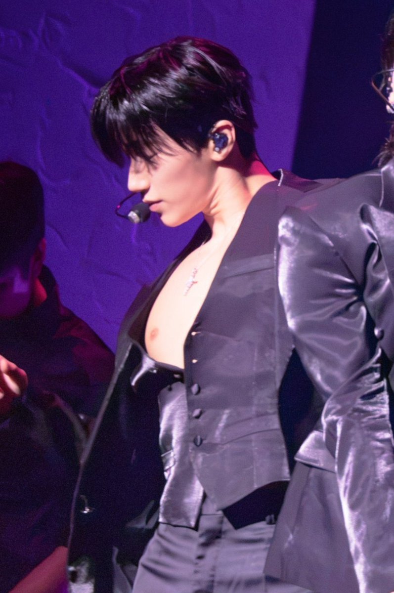 starsang22's tweet photo. whole tit is out https://t.co/pUjhS7xzHY