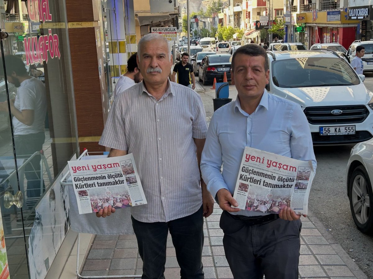 KurtalanDEM's tweet photo. DEM/DBP Kurtalan İlçe yöneticilerimiz, Belediye Meclis Üyelerimiz, parti bileşenlerimizle Saha çalışmaları kapsamında halkımızla buluşarak taleplerini dinledik; Özgür Basın’ın güçlü sesleri olan Yeni Yaşam ve Azadiya Welat gazetelerinin dağıtımını yaparak dayanışmayı büyüttük. https://t.co/3QCmclz6P0