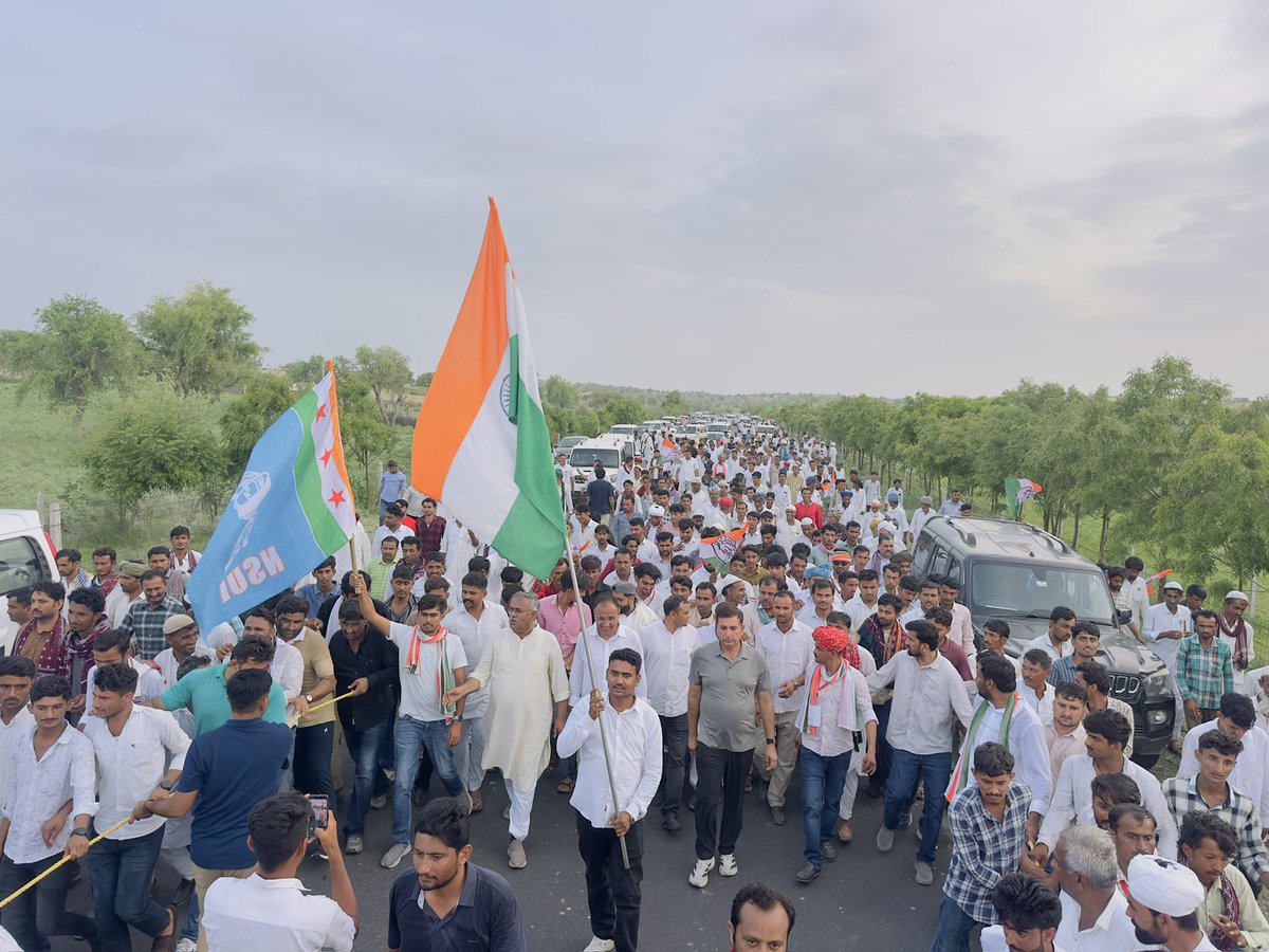 fatehkhaninc's tweet photo. संविधान सद्भावना पदयात्रा में उमड़ रहा सैलाब बता रहा की थार के लोग भाईचारे और सौहार्द के लिए एकजुट है।

📍जाट बस्ती, शिव विधानसभा https://t.co/SLrFD7w9qu