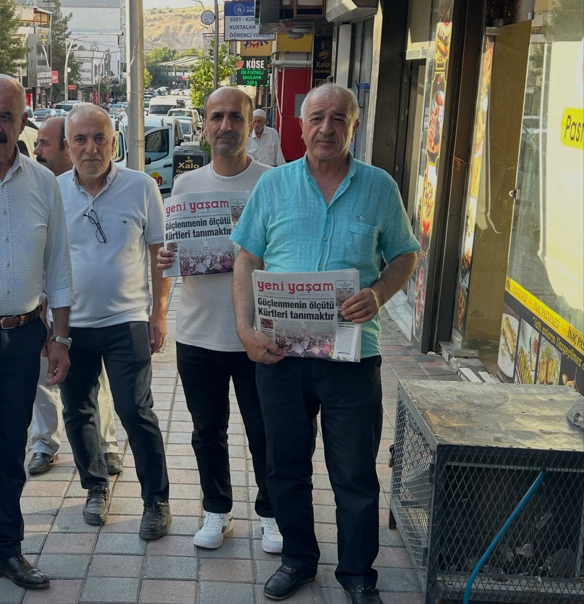 KurtalanDEM's tweet photo. DEM/DBP Kurtalan İlçe yöneticilerimiz, Belediye Meclis Üyelerimiz, parti bileşenlerimizle Saha çalışmaları kapsamında halkımızla buluşarak taleplerini dinledik; Özgür Basın’ın güçlü sesleri olan Yeni Yaşam ve Azadiya Welat gazetelerinin dağıtımını yaparak dayanışmayı büyüttük. https://t.co/3QCmclz6P0