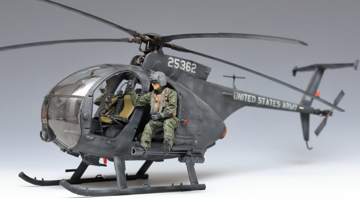 GAO_FCMA's tweet photo. ZimiModel 1/35 AH-6Jリトルバード完成しました～。小さな機体なので見栄えのためにもいい感じのパイロットフィギュアを用意したんですが、残念ながら収まらず。武器パレットに座らせてみました(＾－＾；)
しかし黒単色の塗装は悩みますね～。 https://t.co/KTWNK59pel