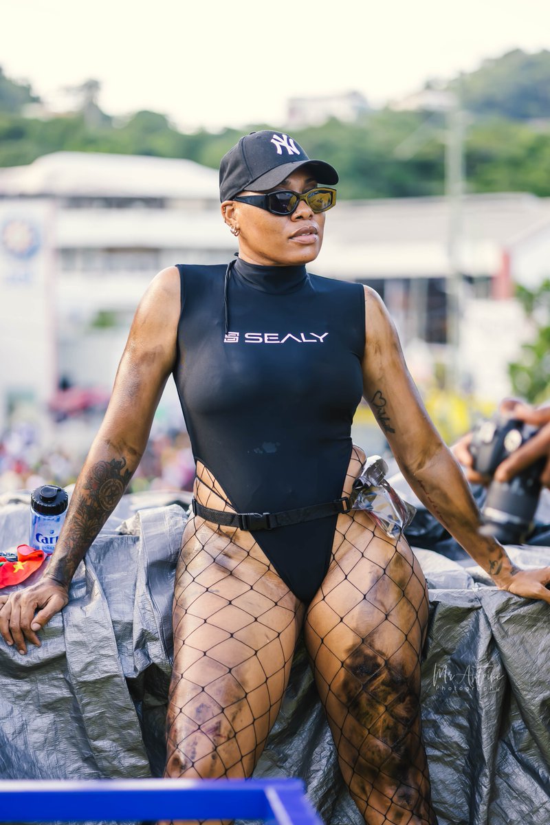 da_realsbj's tweet photo. 🎶Cause this experience to we is priceless ⛓️🖤🇬🇩
•
•
📸@mr_antoinephotography 🔥
•
•
•
#Spicemas #GrenadaCarnival #GoldenMas #Jouvert #PureGrenada https://t.co/N0XkTR4n5v