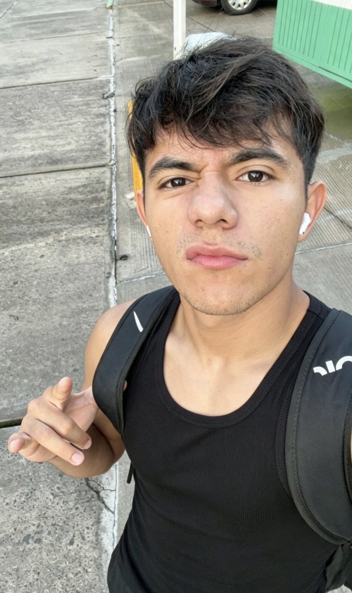 _gusta_vito's tweet photo. Buenos días, ya listos pa trabajar ✌🏽
Besotes en el mero nudo de globo 🎈 

#gay #gaytop #gayactivo #gaygdl #gaymexico #gayballs https://t.co/PVRGfmgNqi