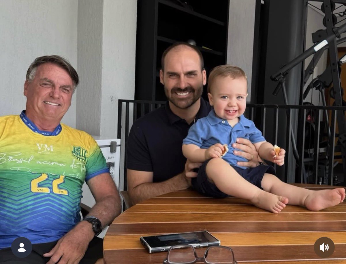 CarlosBolsonaro's tweet photo. Pelo resgate do Brasil e pela liberdade dos presos e perseguidos políticos do país. É nossa última chance de resgatar nossa nação, caso contrário seremos uma Nicarágua sem sombra de dúvidas! https://t.co/EE2PaShBgG