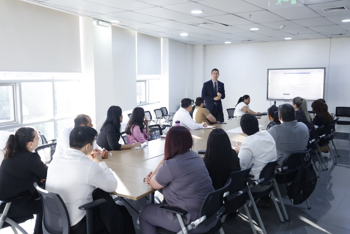 MTESS_PY's tweet photo. #REOP| Capacitación sobre las nuevas funcionalidades del sistema de Registro Obrero Patronal
El Ministerio de Trabajo brindó este lunes 17 de agosto una capacitación a empleados de @COPACO_SA sobre las innovaciones y mejoras implementadas en el sistema REOP.
El equipo de Talento Humano de la compañía se interiorizó sobre el alcance y la implementación del Decreto Nº 1989/2024, que moderniza y simplifica los trámites ante el Ministerio de Trabajo, actualiza el REOP y habilita, entre otras novedades, los libros de información laboral en formato digital.
La jornada resulta de especial importancia para COPACO, considerando que el sistema es utilizado para la gestión y comunicación de movimientos laborales, como altas y bajas de trabajadores, reposos, vacaciones y otras novedades.
La capacitación estuvo a cargo del director de Registro Obrero Patronal, Héctor Legal.