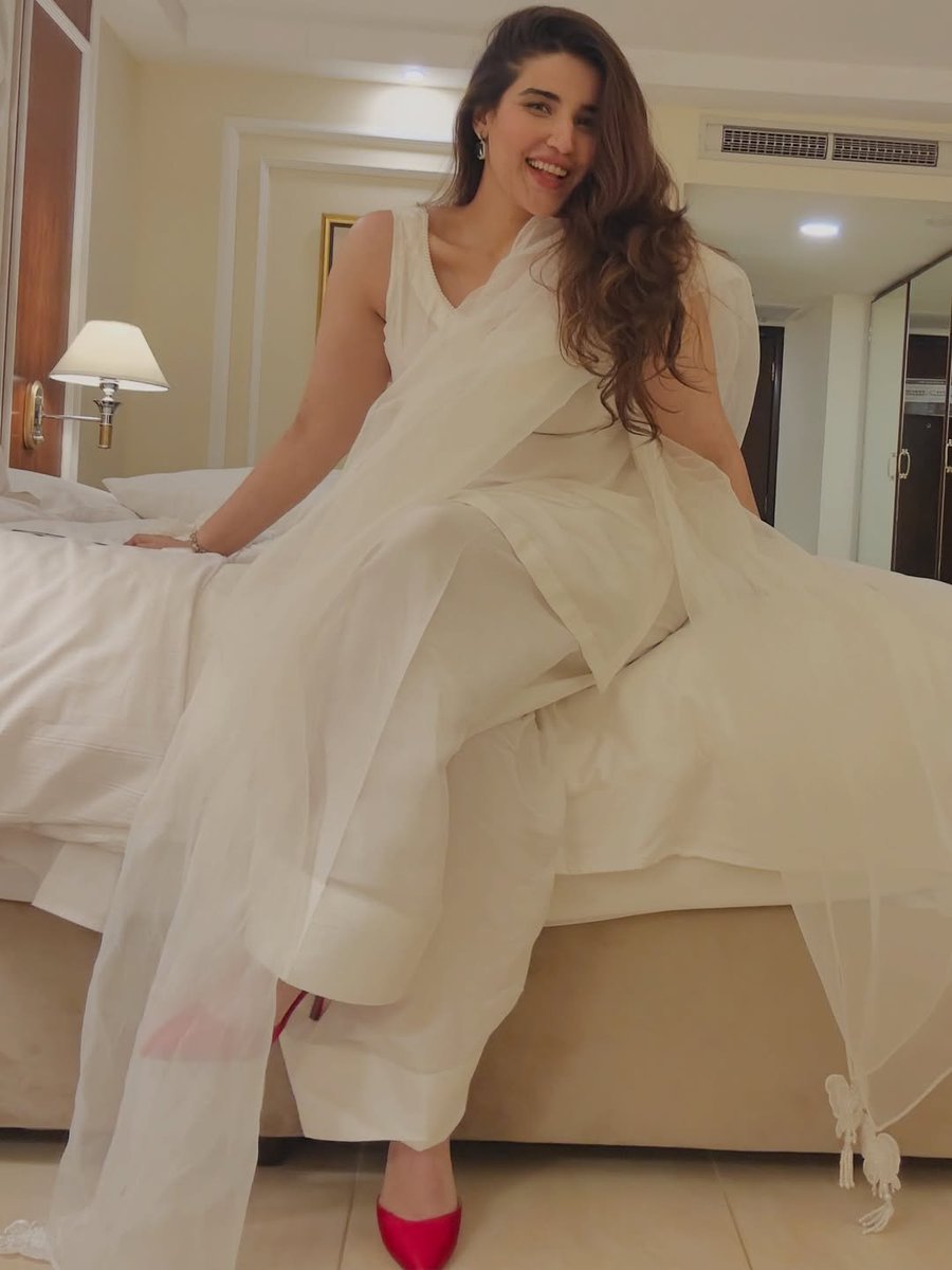 shanispeaking's tweet photo. Gorgeous #HareemFarooq in her recent look https://t.co/lvGFKz9KRY