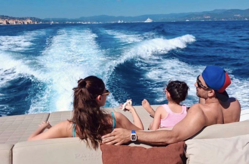 iahaanx's tweet photo. No staged PR, no hollow drama before the paparazzi, just two souls wrapped in quiet love, enjoying each other’s company far from the noise, with their little universe in Raha. Ranbir and Alia are just goals https://t.co/SCwUye7lj3