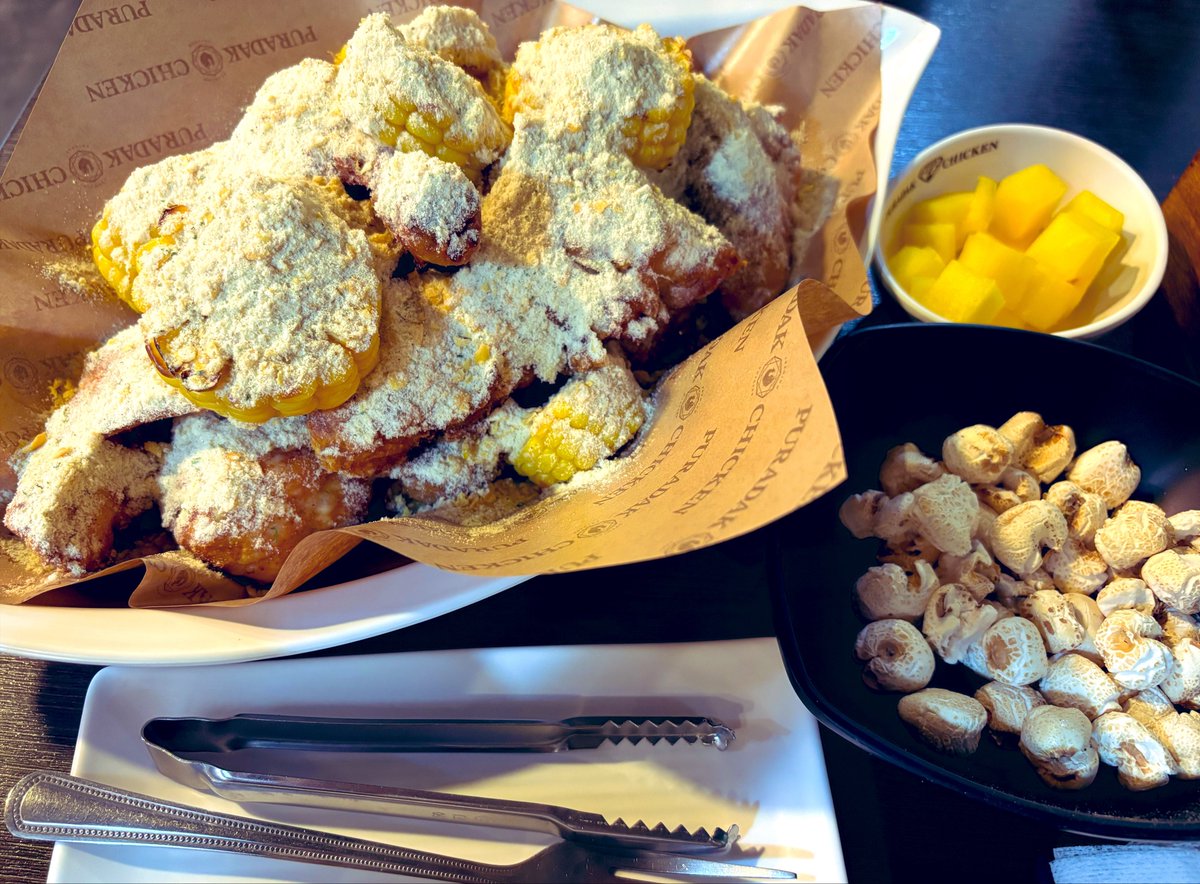 chobi007jp's tweet photo. 晩ご飯は雲西でチキン🍗とうもろこしが甘くてむっちゃ美味しかった😋ロッテマート＆オリヤンでお菓子いっぱい買ってお腹も購買欲もむちゃくちゃ満たされました💕（前回むっちゃ気になったサーモン寿司ポテチやっぱり気になるので買ってしまった😂）休み取れない時の週末弾丸0泊2日、全然ありだな〜。 https://t.co/is9X4fA69F