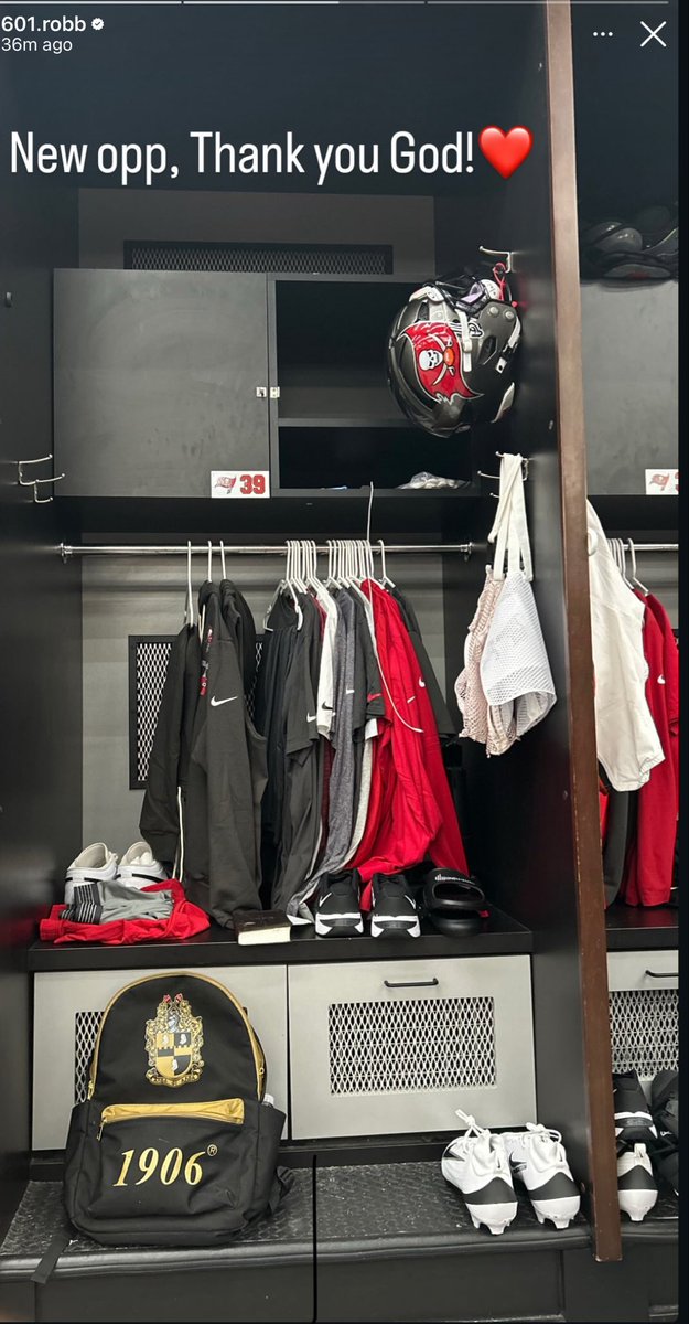 mzzvebos's tweet photo. Congratulations @DaOfficialRob on being @Buccaneers🔥 !💙🤍🐅#THEEILOVE https://t.co/Hhh8yqRrwh