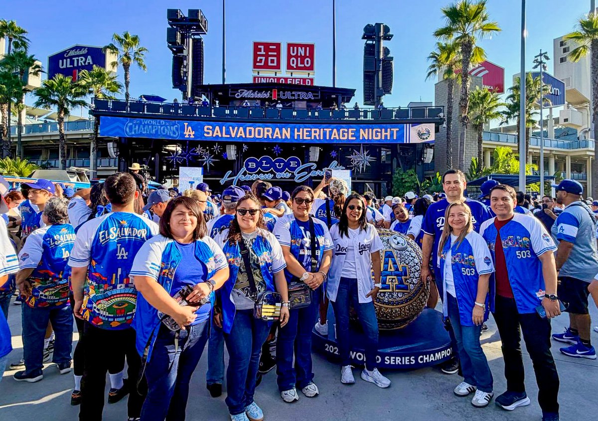 ESAenCalifornia's tweet photo. 🇸🇻⚾️ El Salvador estuvo presente en la Salvadoran Heritage Night, organizada por Los Angeles Dodgers en el Dodger Stadium.

Acompañamos esta celebración, en la que nuestra cultura llenó de azul y blanco uno de los recintos deportivos más emblemáticos de la ciudad.

#DiásporaSV https://t.co/JenYlTwQj5