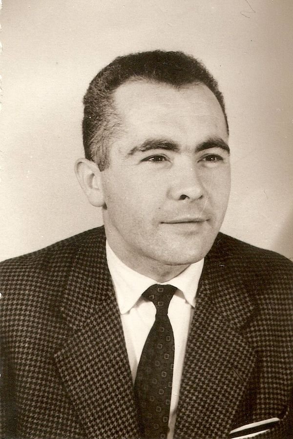 outsidersesp's tweet photo. José María Quesada Lasarte, el pionero de ETA machacado por la tortura.

50 años de una muerte poco conocida y nunca explicada.

El  29 de enero hizo 50 años que falleció José María Quesada Lasarte, uno  de los primeros voluntarios de ETA. Tenía 33 años y fue detenido,  golpeado y torturado en numerosas ocasiones, siempre bajo las órdenes de  Melitón Manzanas, la última el Primero de Mayo de 1967, cuando su salud  estaba ya muy quebrada. Su muerte, en 1968, precedió en unos meses a la  de Txabi Etxebarrieta, cuyo 50 aniversario será recordado, asimismo, en  junio de este año.

José  María Quesada nació el 23 de julio de 1934 en un modesto piso de la  calle Fermín Calbetón, en la Parte Vieja donostiarra. Dos años más tarde  nacería su hermana Juani. La madre, Teresa Lasarte Imaz, había llegado a  la capital guipuzcoana en busca de trabajo desde Ondarroa. El padre,  Eugenio Quesada Urkia trabajaba en Contadores, y provenía, por parte  paterna, de Asturias.

Eugenio Quesada se alistó de inmediato en el Ejército republicano vasco  tras la sublevación militar franquista. Murió según los datos del  Gobierno del lehendakari Agirre, en mayo de 1937 en los combates en el  Bizkargi. Sin embargo, aún hoy, 80 años después, sus restos siguen  desaparecidos y su nombre figura en las listas que gestiona la Sociedad  de Ciencias Aranzadi para su búsqueda.

La viuda Teresa tuvo que sacar adelante a los dos hijos de corta edad.  Limpiando pisos y llevando la portería de la que sería vivienda de la  familia. Ya en el barrio de El Antiguo. Allí creció José Mari, que desde  muy joven tuvo que abandonar los estudios y trabajar, al comienzo en  una tienda de repuestos de linternería.

En la segunda parte de la década de 1950, el barrio de El Antiguo  concitará una actividad juvenil extraordinaria en torno a la parroquia  de «los Luises» (San Luis Gonzaga). Las salidas montañeras se  convirtieron en módulo de escape y, por extensión, de organización  juvenil. José Mari Quesada y su cuadrilla estaban en medio de las  actividades que cada vez fueron más políticas.

En  1958, José Mari sufrió la primera detención que de los calabozos de la  comisaría que dirigía Melitón Manzanas le llevaron por varios días a la  prisión de Martutene. Desde entonces y hasta 1962 sería detenido media  docena de veces. Ya tenía preparada una manta que se la incorporaba  cuando inspectores de paisano llamaban a su puerta en la casa Ederrena,  donde vivía con su madre y hermana.

Hace un par de años, el historiador Mikel Aizpuru ha dado publicidad a  un documento del Archivo Histórico Nacional en el que un informe  policial de 1961 relata el hilo que condujo al nacimiento de ETA. Para  la inteligencia española, José Luis Álvarez Enparanza Txillardegi era el  máximo líder de la Juventud Vasca (Eusko Gaztedi), seguido en el  «escalafón orgánico» por José Mari Quesada.

En  julio de 1961, tras el descarrilamiento de un tren de veteranos  combatientes franquistas y la quema de dos banderas españolas, la  Policía practicó una gran redada en Gipuzkoa y Bizkaia que desmanteló la  mayor parte de la nueva organización ETA y en particular de su sexta  rama, la activista. La compartimentación de tareas en la clandestinidad y  las dudas policiales que aún eran incapaces de discernir entre los  militantes de ETA y los de Eusko Gaztedi, salvaron a Quesada del ingreso  en prisión. No así a la mayoría de sus compañeros, incluida su  cuadrilla, que acabó en la cárcel.

Para descongestionar su situación personal, la nueva dirección de ETA,  ya ubicada en Ipar Euskal Herria, encargó a Quesada la difícil tarea de  organizar cuadros para la organización en Nafarroa, donde aún no había  llegado. Así que a pesar de residir en Donostia, José Mari Quesada sería  el primer responsable de ETA en Nafarroa.

Hasta que el 18 de agosto de 1962, un grupo anarquista, con la ayuda de  ETA que había trasladado los explosivos hasta Donostia, intentó el  magnicidio. Franco que veraneaba en la residencia del Palacio de Aiete  (hoy Casa de la paz y los Derechos Humanos), era el objetivo. El ingenio  no llegó a explotar, pero las consecuencias fueron terribles: decenas  de detenciones, palos de ciego y torturas. Atentar contra el dictador  eran palabras mayores.

En  esa misma fecha, José María Quesada asistía a la boda de su hermana  Juani. De noche, los recién casados partieron de vieja de bodas hacia  Iruñea. La policía, mientras, entraba en el domicilio familiar,  llevándose a José Mari. En comisaría sería apaleado hasta perder la  conciencia, con porras y palos, en la cabeza. Manzanas ya tenía  constancia de su militancia en ETA y ahora quería imputarle el intento  de magnicidio.

Nadie sabe a ciencia cierta cuanto tiempo estuvo Quesada en la comisaría  de Donostia. Otros compañeros le vieron con un aspecto lamentable en  los calabozos de la DGS en la Puerta del Sol madrileña. Cuando llegó a  la prisión de Carabanchel el resto de internos quedó acongojado. Eduardo  Ferrán recuerda que tenía la cabeza molida a golpes y que las rotulas  de sus rodillas eran visibles. No podía andar y tenía los pantalones  pegados a sus piernas.

José Mari Quesada sería juzgado en Consejo de Guerra (1.220/62) por  asistir a una reunión donde se reorganizó ETA después de las caídas de  1961, por ser responsable de ETA en Nafarroa y por «repartir 8.000  pesetas entre familiares de presos políticos (sic)». La sentencia  señalaba que militaba en una organización que «desde principios de 1959  es enemiga declarada del orden jurídico-social establecido en España  cuya finalidad política suprema se dirige a la independencia del  territorio que denominan Euzkadi».

La prisión fue una tortura añadida para un maltrecho Quesada. Mejoró su  euskara de la mano de Rafa Albisu y comenzó a tener unos terribles  dolores de cabeza. Quienes le recuerdan hablan de un hecho sorprendente.  En unos meses, su cabello se le encanó del todo, a pesar de su edad, 28  años.

Salió  de prisión a finales de octubre de 1963, aprovechando un indulto  generalizado que ofreció el régimen franquista a la muerte del papa Juan  XXIII. Ya nada sería igual. Quesada mantuvo sus inquietudes, sus  relaciones con el entorno en el que había militado, pero su salud estaba  sumamente quebrada. Su novia, Arantza del caserío Txokolatene de  Ondarreta, recuerda sus terribles jaquecas y cómo los dolores le  martirizaban.

En los años siguientes, José Mari fue operado en tres ocasiones. Todas  ellas para superar los efectos de los golpes que había recibido en la  cabeza. La primera fue una operación de oído, realizada por el doctor  Larre. Las otras dos en el cerebro. La inicial a través de una  trepanación que le hizo el doctor Arrazola y donde le descubrieron una  zona afectada por una necrosis. La segunda para tratar de frenar la  infección.

A mediados de 1967, Quesada comenzó a tener problemas con la memoria y a  que sus dolores fueran insoportables. A finales de noviembre fue  ingresado en el hospital de Donostia, donde sus amigos, tanto de  cuadrilla como de militancia, y en especial su cuñado Primi, pasaban las  24 horas arropándole. Falleció al mediodía del 29 de enero de 1968,  ahora hace 50 años. Su cuadrilla le conocía con el sobrenombre de  Poxpolio (recordando su mala dicción de pospolo/cerilla). Su nombre de  guerra, en la clandestinidad, fue «Jaime».

Sus compañeros le escribieron una necrológica en «Guia», la revista de  los Luises de El Antiguo: «en nuestra memoria quedará grabada siempre la  sencillez de tu persona». El director del hospital, comunicó a la  familia el fallecimiento de José Mari con un «no puedo decirles el  origen de su muerte, pero ya lo imaginan».

Cincuenta  años más tarde, quienes sobreviven al inexorable ciclo biológico de la  historia y conocieron a Quesada no dudan en reafirmarse en que el  militante donostiarra murió a consecuencias de las torturas infligidas  por Melitón Manzanas y López Arribas en Donostia y policías desconocidos  en Madrid. Y que su agonía que se prolongó por varios años, fue  horrible. Un testimonio refrendado por aquellos que compartieron  militancia y se mantienen con vida en este 50 aniversario: Iñaki  Larramendi, Eneko Irigarai, Eduardo Ferrán, Pontxo Iriarte, su cuñado  Primitivo Lizarrondo y su compañera de entonces, Arantza Bereziartua.

(Texto de Iñagi Egaña para naiz. 2018)