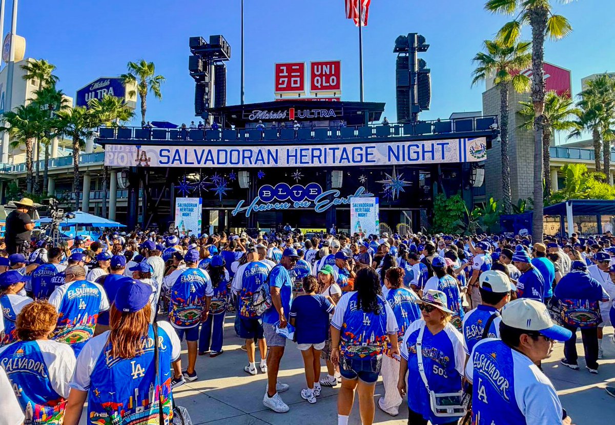 ESAenCalifornia's tweet photo. 🇸🇻⚾️ El Salvador estuvo presente en la Salvadoran Heritage Night, organizada por Los Angeles Dodgers en el Dodger Stadium.

Acompañamos esta celebración, en la que nuestra cultura llenó de azul y blanco uno de los recintos deportivos más emblemáticos de la ciudad.

#DiásporaSV https://t.co/JenYlTwQj5