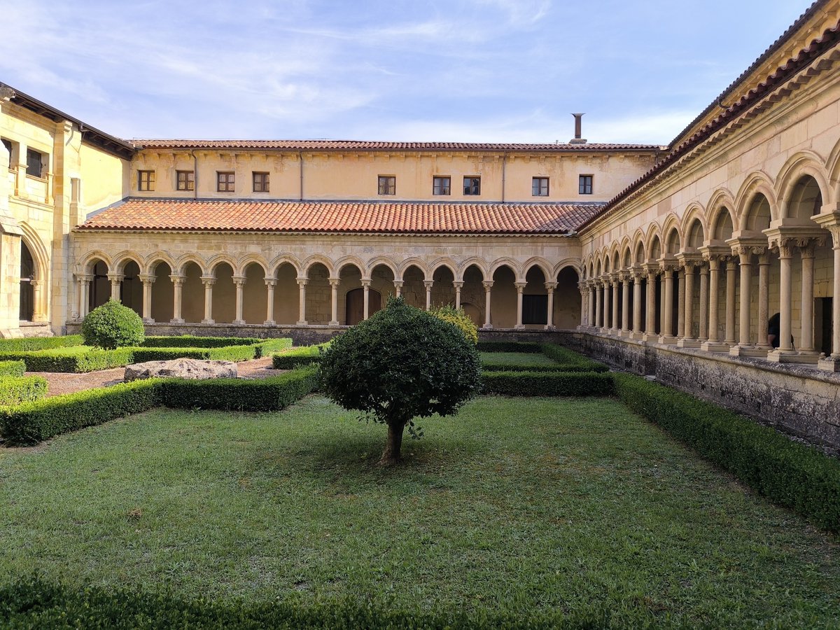 trastamara_ana's tweet photo. El claustro del Monasterio de San Andrés de Arroyo, ubicado en la provincia de Palencia, es considerado una de las grandes obras maestras del arte tardorrománico cisterciense en España.

Construido a principios del siglo XIII, destaca por la asombrosa finura de sus labras, que muestran la transición hacia el gótico con una sofisticación técnica que recuerda al claustro de Las Claustrillas en el monasterio burgalés de Las Huelgas.

Las pandas norte, sur y oeste se conservan en su estado original. Están formadas por arquerías ligeramente apuntadas que descansan sobre elegantes parejas de dobles columnillas.

El ala este se arruinó y fue reconstruida en el siglo XVI en estilo gótico tardío en su planta inferior (con amplios arcos apuntados) y de estilo plateresco en la superior.

Lo que hace universalmente famoso a este espacio es la decoración escultórica de sus capiteles.

Siguiendo la estricta regla de la Orden del Císter, no hay representaciones de santos ni escenas bíblicas para evitar la distracción de las monjas.

Los capiteles están esculpidos con calados tan profundos que parecen encajes o filigranas de piedra. Muestran hojas de acanto carnosas, tallos entrelazados, flores de seis pétalos, granadas y pequeñas bayas. El nivel de detalle es tal que muchas de las hojas aparecen completamente suspendidas o exentas de la cesta del capitel.

Uno de los mayores atractivos visuales del claustro reside en las columnas que sostienen los ángulos de las galerías, las cuales rompen la norma del resto del conjunto.Son fustes únicos y mucho más gruesos que las columnillas pareadas.
Están profusamente decorados con intrincados relieves geométricos tallados en zigzag y ricas texturas helicoidales.
Sostienen capiteles de una sola pieza, calados con maestría, que capturan inmediatamente la atención por su singularidad técnica en el románico palentino.

¡Una joya para la vista... y para el paladar! Terminar la visita cruzando el torno para llevarse los dulces que las monjas elaboran con recetas centenarias es el verdadero broche de oro de esta ruta.

Guarda este post para tu próxima escapada por la ruta del románico.

#Románico
#Palencia
#PatrimonioHistórico