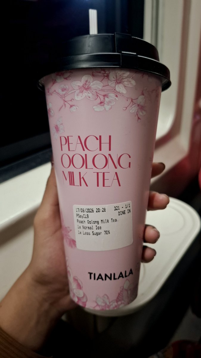 malhoonie_'s tweet photo. giluyy dlm sehari ini aku beli 2 minuman yg lg rame teazzi dan tianlala varian oolong milk tea 😭🤚🏻 https://t.co/PN5DCCJBG3