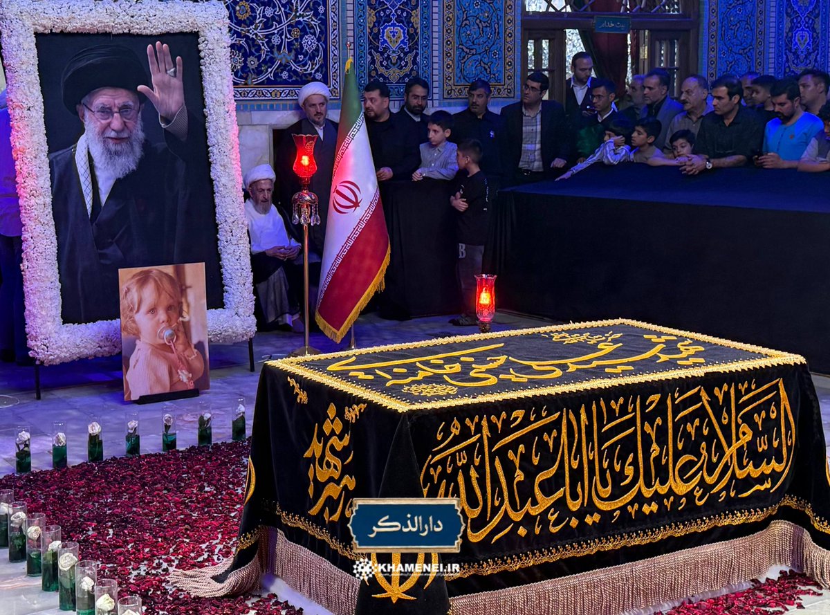 khameneiHausa's tweet photo. 📸 Hoton da aka ɗauka kusan awa guda da ta gabata, na ziyarar babban marja'in addini, Ayatullahi Ja’afar Subhani ga kabarin Shahidin jagoran juyin juya halin Musulunci, wanda yake cikin haramin Imam Rida mai tsarki a Mashhad.

#Khamenei  #WeMustRise 🏴#DoleMuTashiTsaye https://t.co/EJ83LRLxrR