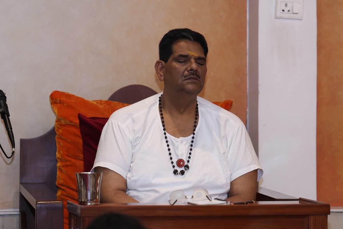 ShriguruPawanji's tweet photo. गुरु महाराज श्री रामकृष्ण जी की पुण्य तिथि पर पावन चिंतन धारा आश्रम में वाचन सत्र - https://t.co/VauJsDF9sJ