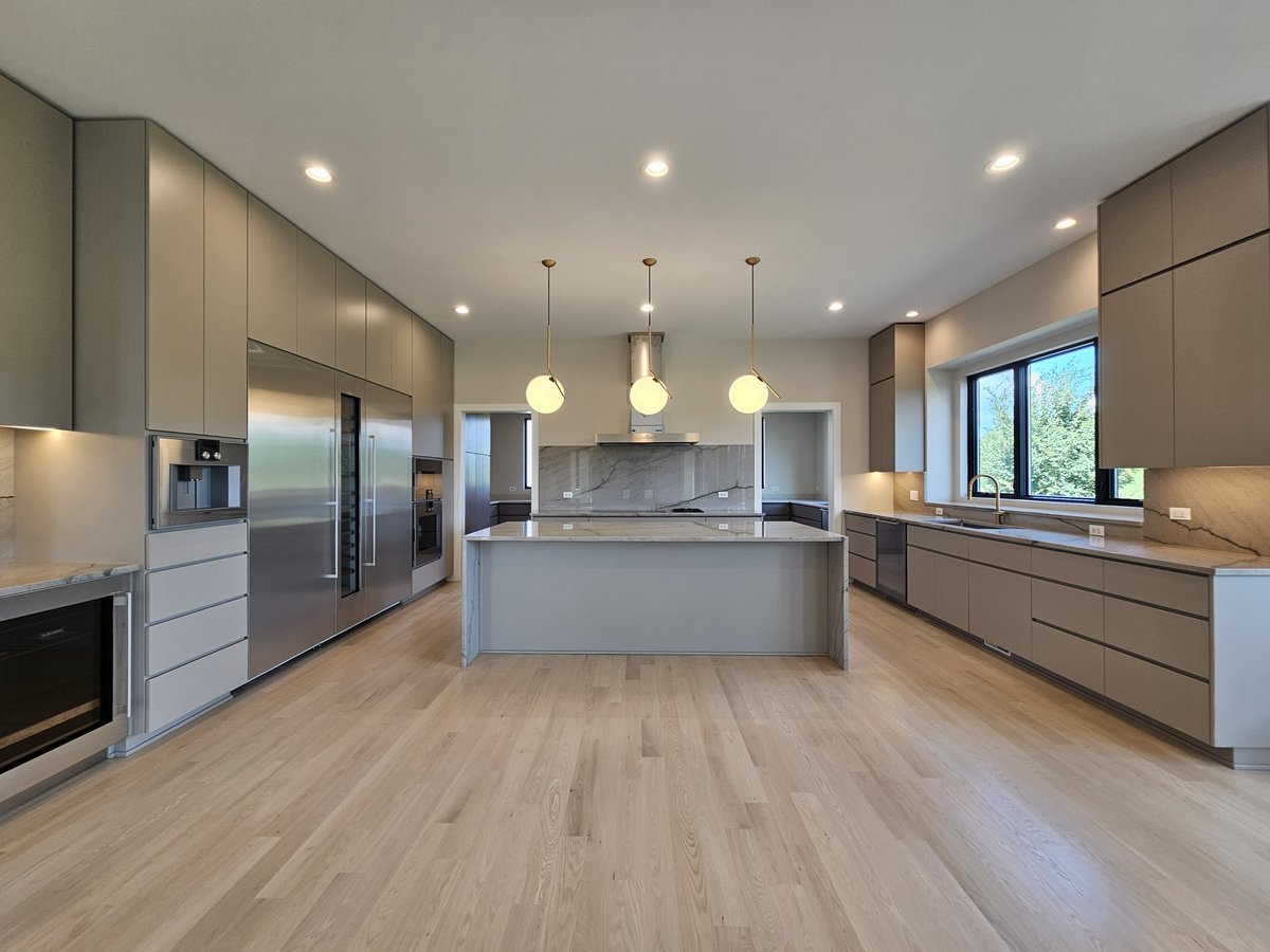 builders_oak's tweet photo. This is the #kitchen people dream about!❤We helped this family make their dreams come true! 🫶Our #modelhome is open from 11 am - 5 pm at📍4012 Alfalfa Ln #Naperville #newhome #newhomedesign #newhomebuilder #newhomeconstruction #homebuilder #customhome #kitchendesignideas https://t.co/m5cpEfjybx