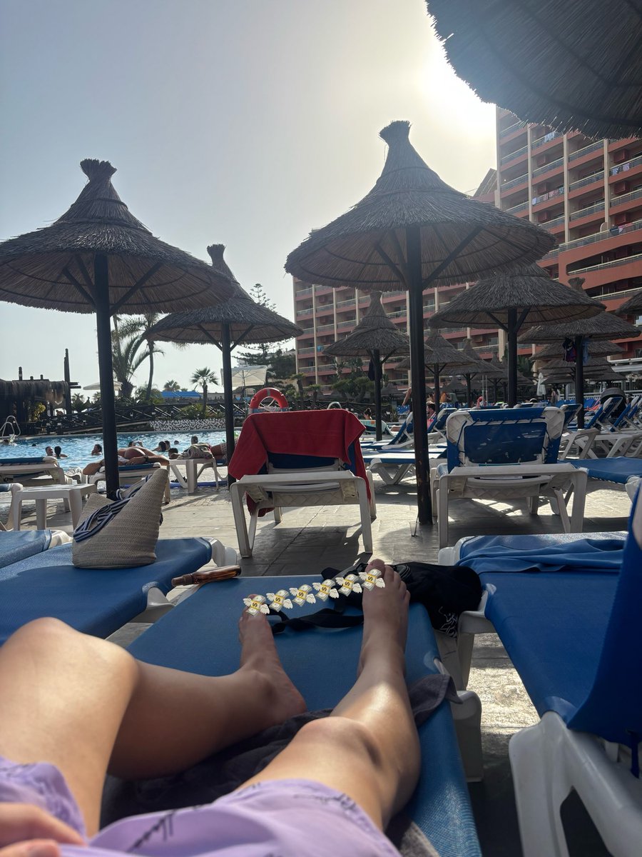 amooikeer's tweet photo. Que zorra quiere que le de unas pataditas mientras yo tomo el sol?!🥵
No te resistas, sabes que te encanta q te humillen😂🧎🏼💸

#Feet #sumiso #sumisofinanciero #FinDom #cashmeet #fetiche #pelele #PayPig https://t.co/bjfsDIDgHY