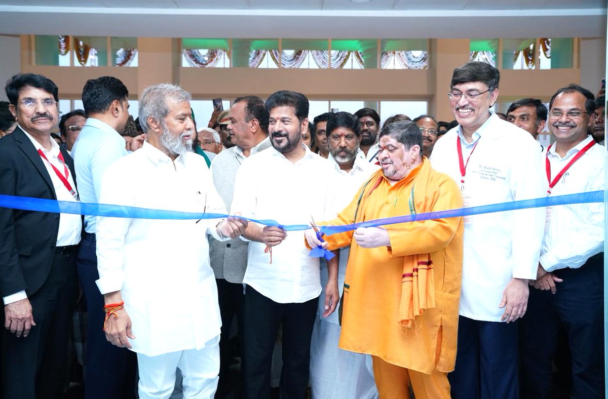 TelanganaCMO's tweet photo. రాబోయే ఏడాదిన్నర కాలంలో ఉస్మానియా జనరల్ హాస్పిటల్, అల్వాల్ టిమ్స్‌, ఎల్‌బీనగర్ టిమ్స్, వరంగల్ సూపర్ స్పెషాలిటీ హాస్పిటల్‌లను వరుసగా ప్రతి ఆరు నెలలకు ఒక ఆసుపత్రి నిర్మాణం పూర్తి చేసి ప్రజలకు అందుబాటులోకి తెస్తామని ముఖ్యమంత్రి శ్రీ @revanth_anumula గారు ప్రకటించారు. రాష్ట్రంలో ఏ కార్పొరేట్ ఆసుపత్రికి తీసిపోని విధంగా ప్రభుత్వ ఆసుపత్రులను తీర్చిదిద్దుతామని స్పష్టం చేశారు.

✅హైదరాబాద్ #Sanathnagar లో డాక్టర్ మర్రి చెన్నారెడ్డి తెలంగాణ ఇనిస్టిట్యూట్ ఆఫ్ మెడికల్ సైన్సెస్ (#DrMCRTIMS) ను ముఖ్యమంత్రి గారు ప్రారంభించారు. ఉప ముఖ్యమంత్రి @Bhatti_Mallu గారు, మంత్రులు @DamodarCilarapu గారు, @KomatireddyKVR గారు, @Ponnam_INC గారు, పలువురు ప్రజాప్రతినిధుల సమక్షంలో ప్రారంభోత్సవ కార్యక్రమం జరిగింది.

✅అనంతరం ఆసుపత్రి ఆవరణలో జరిగిన సభలో ముఖ్యమంత్రి గారు మాట్లాడుతూ, ప్రజా ప్రభుత్వం ఏర్పడిన తర్వాత ఉస్మానియా హాస్పిటల్, సనత్‌నగర్, అల్వాల్, ఎల్బీనగర్ టిమ్స్, వరంగల్ ఆసుపత్రిని అత్యంత ప్రాధాన్యతతో నిధులు కేటాయించి వేగంగా నిర్మాణాలు పూర్తి చేసే ప్రయత్నం చేస్తున్నామని చెప్పారు.

✅“ఈ ఆసుపత్రులన్నీ పూర్తయితే రాష్ట్రంలో 10 వేల పడకల ఆసుపత్రులు పేదలకు అందుబాటులోకి వస్తాయి. తద్వారా రాష్ట్రంలోని పేదలకు ఒక విశ్వాసాన్ని ఇవ్వగలుగుతాం.

✅ఎయిమ్స్‌తో పోటీపడే సేవలు అందిస్తున్న #NIMS ఆసుపత్రికి ధీటుగా ఒక్కో ఆసుపత్రికి ఒక్కో డైరెక్టర్‌ను నియమించి వారి పర్యవేక్షణలో వీటిని తీర్చిదిద్దుతాం. అందుకు అవసరమైన నిధులను మంజూరు చేయడమే కాకుండా నిర్వహణలో ఏ కార్పొరేట్ ఆసుపత్రి తీసిపోని విధంగా నిర్వహిస్తాం” అని ముఖ్యమంత్రి గారు పేర్కొంటూ అందుకు ప్రత్యేకమైన కార్యాచరణ రూపొందించాలని అధికారులను ఆదేశించారు.

✅“ఈ ఆసుపత్రులకు వచ్చే వారికి ఉచితంగా భోజనం. అటెండెంట్లకు ఉండడానికి డార్మెటరీలు, ఇతర వసతులు కూడా కల్పించాలి. దానికి అవసరమైన నిధులు కేటాయించడమే కాకుండా సూపర్ పీజీని, నర్సింగ్‌ కాలేజీని కూడా ఇక్కడ మంజూరు చేయాలి” అని ముఖ్యమంత్రి గారు అధికారులకు సూచించారు.

✅“ప్రజా ప్రభుత్వం అధికారంలోకి వచ్చిన తర్వాత విద్య, వైద్య రంగాన్ని అత్యంత ప్రాధాన్యత అంశంగా ముందుకు తీసుకెళ్తున్నాం. విద్యా రంగానికి ప్రాధాన్యతనిస్తూ సమూలమైన మార్పులు అందరికీ తెలిసిందే. నర్సింగ్‌లో ఉన్న మహిళలు ఇప్పటివరకు మిడిల్ ఈస్ట్ దేశాల్లోనే సేవలు అందిస్తున్నారని, భవిష్యత్తులో జర్మన్, జపనీస్, కొరియన్ భాషలను నేర్చుకుని ఆయా దేశాల్లో లక్షలాది ఉద్యోగ, ఉపాధి అవకాశాలను అందిపుచ్చుకోవాలి.

✅ప్రజా ప్రభుత్వం అధికారంలోకి వచ్చిన తర్వాత వైద్య రంగంలో ఇప్పటి వరకు 16 వేల మంది సిబ్బందిని నియమించాం. గతంలో ఎప్పుడూ ఇంత పెద్దఎత్తున నియామకాలు చేపట్టలేదు.

✅పేదల ఆరోగ్యం మా బాధ్యతగా భావిస్తున్నాం. విద్య మీద పెట్టుబడి కానీ, వైద్యం మీద కేటాయించే నిధులను గానీ ఖర్చు కిందనో, సంక్షేమ పథకం కిందనో చూడడం లేదు. భవిష్యత్ కోసం పెట్టుబడిగా భావిస్తున్నాం. పేదవాడి కుటుంబంలో పిల్లల చదువులు, తల్లిదండ్రుల వైద్యం అత్యంత ఖరీదైనదిగా మారింది.

✅పేదలు కార్పొరేట్ ఆసుపత్రిలో చేరితే ఆస్తులు అమ్మినా సరిపోని పరిస్థితి. చివరకు కిడ్నీలు కూడా అమ్ముకునే పరిస్థితి నెలకొంది. రాష్ట్రంలో, దేశంలో వైద్యం అత్యంత ఖరీదైనదిగా మారింది. గతంలో సనత్‌నగర్, అల్వాల్, ఎల్బీ నగర్‌లలో ఆసుపత్రుల నిర్మాణానికి టెంకాయ కొట్టి తర్వాత నిధులు, నిర్మాణం మరిచిపోయారు. #Warangal లో పెద్దాసుపత్రి కడుతామని, ఉన్నదాన్ని నిర్వీర్యం చేశారు.

✅అందుకే రాష్ట్ర ప్రభుత్వం సంపూర్ణమైన అవగాహనతో రాష్ట్రంలో ఉండే 4 కోట్ల ప్రజలకు, ప్రతివాడికి వైద్యం అందించాలి. ఆ వైద్యం ఉచితంగా ఉండాలి. ముఖ్యంగా మనిషి ఆరోగ్యంగా ఉండాలంటే గుండె, కిడ్నీలు బాగా ఉండాలి. గుండె, కిడ్నీలు, అవయవ మార్పిడికి సంబంధించి సనత్‌నగర్‌లో డాక్టర్ మర్రి చెన్నారెడ్డి గారి పేరు మీద సూపర్ స్పెషాలిటీ హాస్పిటల్ ప్రారంభించుకోవడం పేదలకు అత్యంత ప్రయోజనకరం” అని ముఖ్యమంత్రి గారు చెప్పారు.

✅“32 నెలల ప్రజా పాలనలో #RajivAarogyasri కోసం దాదాపుగా రూ. 2,700 కోట్లు ఖర్చు పెట్టాం. ముఖ్యమంత్రి సహాయనిధి #CMRF నుండి రూ. 2,526 కోట్లు ఖర్చు పెట్టడం జరిగింది. ఈ రెండు పథకాల ద్వారా వైద్య ఆరోగ్య శాఖ పర్యవేక్షణలో రూ.  5,226 కోట్లు ఖర్చు చేశాం. దేశంలో పేదల కోసం ఈ స్థాయిలో నిధులను ఏ ప్రభుత్వం ఖర్చు పెట్టలేదు.

✅ఆరోగ్య, వైద్య శాఖ ప్రతిఏటా సగటున రూ. 13 వేల కోట్లు బడ్జెట్‌లో కేటాయిస్తే, ప్రజా ప్రభుత్వంలో ఇప్పటివరకు రూ. 21,800 కోట్ల నిధులను ఖర్చు పెట్టాం. ఈ ఖర్చును మేం బాధ్యతగా భావిస్తున్నాం. ప్రజల మా మీద పెట్టుకున్న నమ్మకం, విశ్వాసానికి ప్రతీకగా నిరంతరం రూపాయి రూపాయి కూడా బెట్టి పేదల వైద్యానికి నిధులను అందుబాటులోకి తీసుకొచ్చాం.

✅వందేళ్ల కిందట నిజాం సర్కార్ పేదల కోసం #Osmania జనరల్‌ హాస్పిటల్‌ని ప్రారంభిస్తే, అదిప్పుడు కూలిపోయే పరిస్థితికి వచ్చింది. వర్షాలొస్తే హాస్పిటల్ లోపలి వరదలు వచ్చే పరిస్థితిలో అక్కడ వైద్యం అందించడం కూడా కష్టమైంది. గడిచిన పదేళ్లలో అధికారంలో ఉన్న వారు ఉస్మానియా ఆసుపత్రిని మరోచోట నిర్మించాలన్న ఆలోచన చేయలేదు.

✅మన ప్రభుత్వం అధికారంలోకి వచ్చిన తర్వాత ఉస్మానియా హాస్పిటల్ పక్కనే గోషమహల్‌లో 30 ఎకరాల్లో రూ.  2,700 కోట్లతో 200 పడకల మల్టీ సూపర్ స్పెషాలిటీ హాస్పిటల్ నిర్మిస్తున్నాం. తొందర్లోనే దాన్ని పూర్తి చేసుకోబోతున్నాం” అని తెలిపారు.

✅“ప్రభుత్వ వైద్యులు అదనపు సమయం సేవలు అందించాలి. వారి నైపుణ్యాన్ని ఇతర ప్రదేశాల్లో ఉపయోగించే పరిస్థితి కాకుండా సర్జరీలు నిర్వహించినప్పుడు, ఇతరత్రా వారికి ప్రత్యేకంగా ఇన్సెంటివ్‌లు ఇద్దాం” అని ఈ విషయాన్ని తీవ్రంగా పరిశీలించాలని వైద్య ఆరోగ్య శాఖ మంత్రి గారికి సూచించారు.

✅“వైద్య, ఆరోగ్య శాఖను ప్రక్షాళన చేసి ప్రజల్లో విశ్వాసం కల్పించాలని, కష్టమొచ్చినప్పుడు మాకు తెలంగాణ ప్రభుత్వం ఉన్నదన్న భరోసా కల్పించాలి. పేదలకు నమ్మకం, విశ్వాసం కల్పిస్తే మన జన్మ సార్థకమైనట్టే.

✅నర్సరీ నుండి  12వ తరగతి వరకు నాణ్యమైన విద్య, ఆ తర్వాత అవసరమైన స్కిల్స్‌ నేర్పించగలిగితే, ఏ సంక్షేమ పథకాలు ఇవ్వాల్సిన అవసరం రాదు. వాళ్లే సొంతంగా బతుకుతారు. ఎవరు కూడా ప్రభుత్వం నుండి ఉచితంగా సంక్షేమ పథకాన్ని తీసుకోరు.

✅కష్టం వచ్చినప్పుడు మాత్రమే సంక్షేమ పథకాలను ఉచితంగా తీసుకోవాలని ఆలోచన చేస్తారు. చాలామంది కష్టపడి ఆత్మగౌరవంతో బతకాలని అనుకుంటారు. సరైన అవకాశాలు అందించనప్పుడే సంక్షేమ పథకాల వైపు చూస్తారు. సర్వ స్వతంత్రంగా వాళ్ల కాళ్ల మీద వాళ్లు నిలబడే విధంగా ప్రభుత్వ విధానాలను అమలు చేయగలిగితే, ప్రజలు కూడా ప్రభుత్వం నుండి ఉచితంగా ఆశించరు” అని వివరించారు.

✅తెలంగాణ రాష్ట్రానికి మరొక ఆణిముత్యాన్ని ఈరోజు అంకితం చేస్తున్న ఈ శుభసందర్భంలో ఇందుకోసం  అహర్నిశలు కృషి చేసిన మంత్రులు దామోదర రాజనర్సింహ గారు, కోమటిరెడ్డి వెంకట్ రెడ్డి గారితో పాటు సిబ్బందికి ఈ సందర్భంగా ముఖ్యమంత్రి గారు అభినందనలు తెలిపారు.
#DrMCRTIMS #TelanganaMedicalSciences #TIMS #SuperSpecialityHospital #Healthcare #AdvancedHealthcare #Sanathnagar #Hyderabad