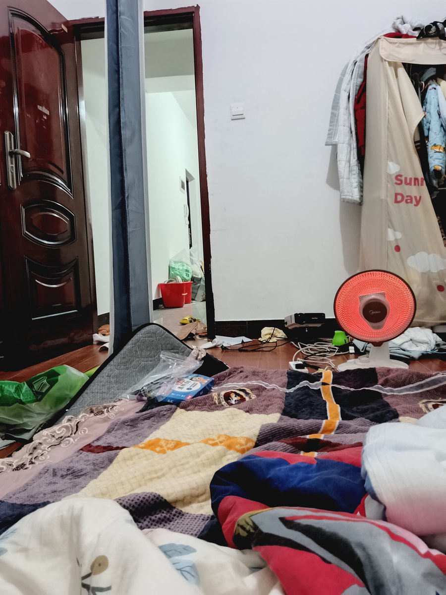 Rowe85779767's tweet photo. Finally turning this messy corner into a cozy nook after 20 minutes of folding laundry—small wins hit different!， https://t.co/ahRlJJxHYZ