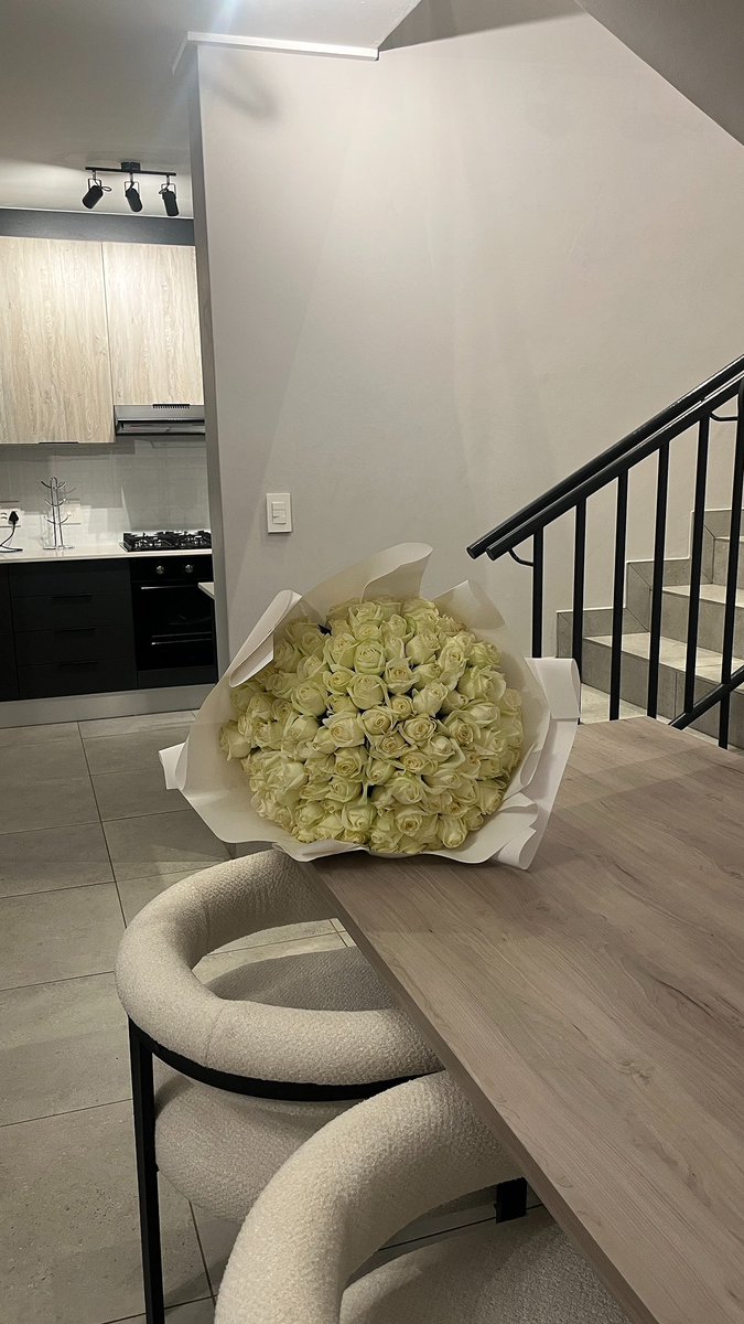 palesamsegooa's tweet photo. “omg, i love my flowers” 🥺 https://t.co/ueumQCQPE9