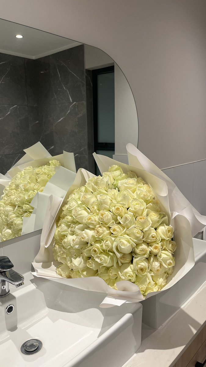 palesamsegooa's tweet photo. “omg, i love my flowers” 🥺 https://t.co/ueumQCQPE9