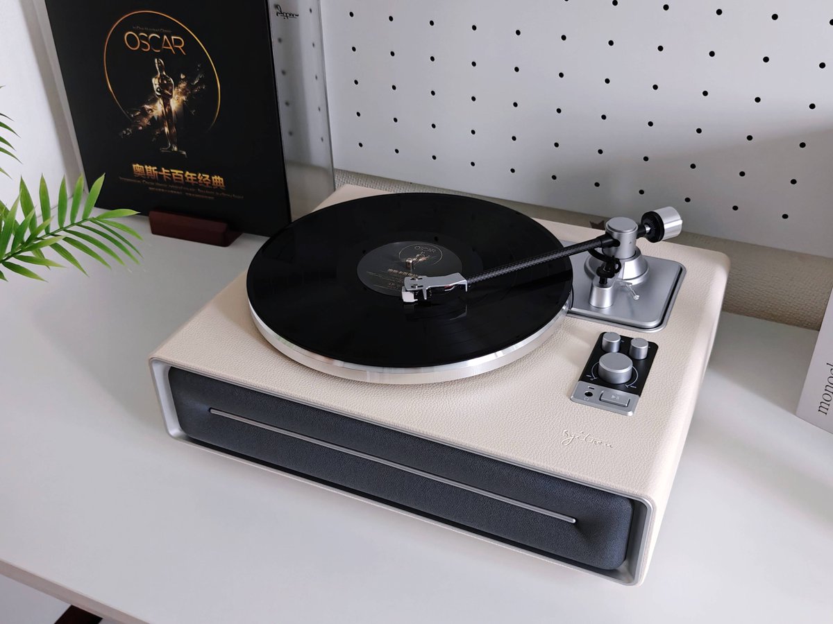 laina44120947's tweet photo. Chilling to that track that hits right in the feels—those fuzzy guitar riffs + warm vocals = perfect vibe for a lazy weekend. https://t.co/cdYawTyo3b
