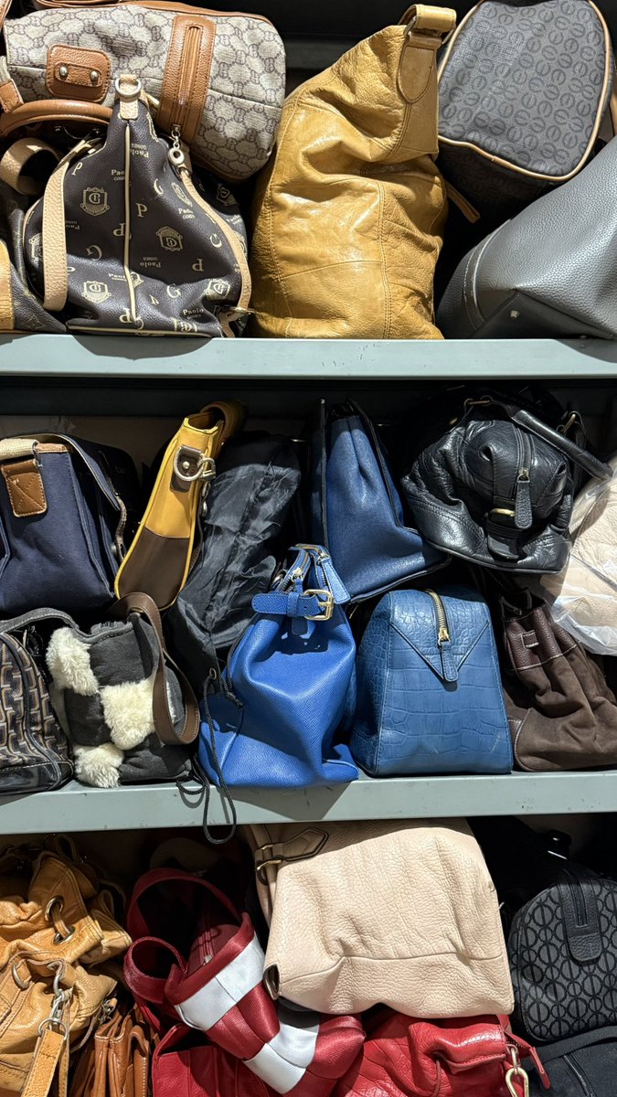 y2knock's tweet photo. halo komunitas murah-murah! aku mau list preloved tas brand (ori, castoff, grade ori) batch 2 

start from 70K you can get designer and branded bags. ♥️🪽 https://t.co/pvAtjMxMxC
