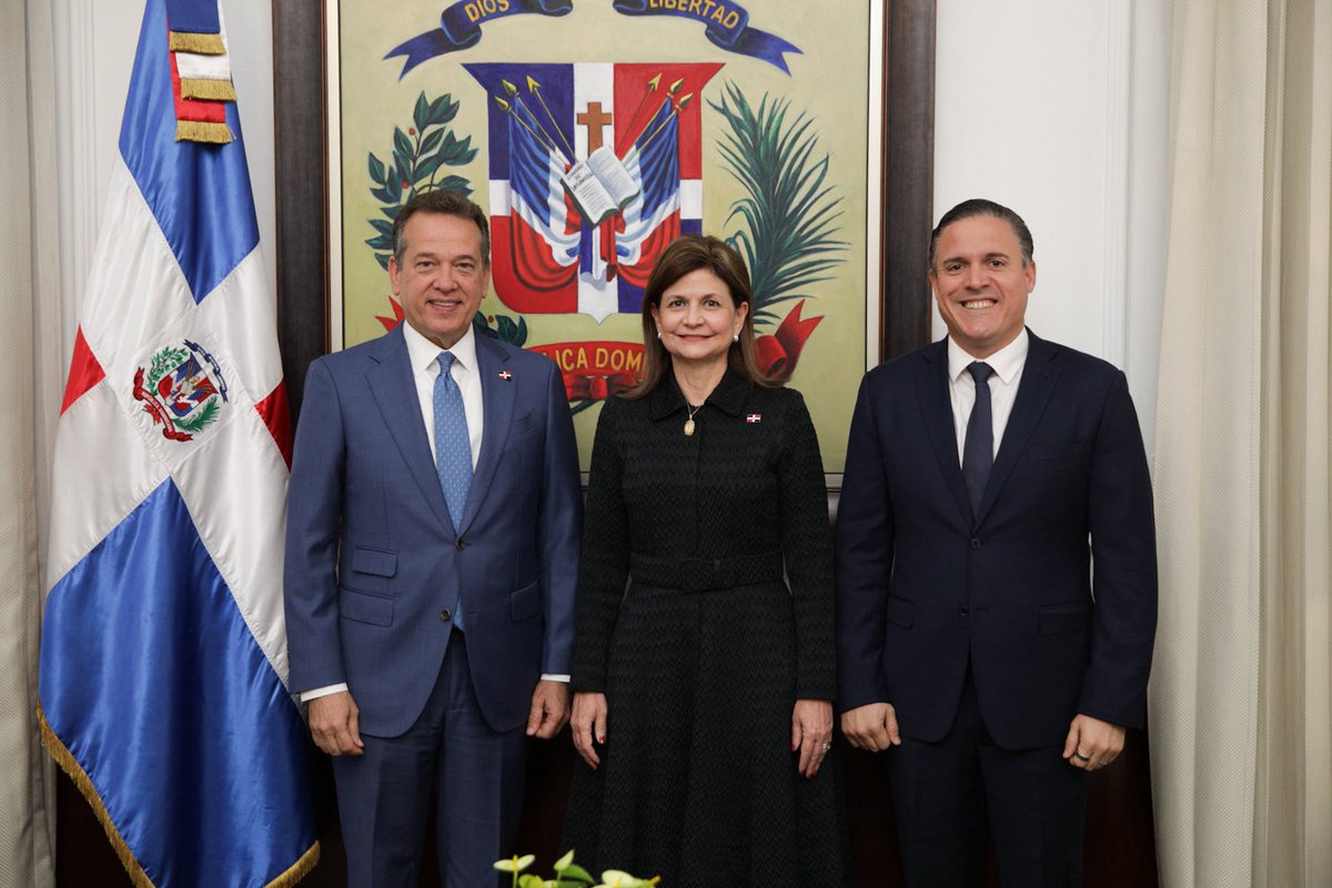 jeanluisrj's tweet photo. Con profunda vocación de servicio, asumo hoy el Ministerio de Vivienda, Hábitat y Edificaciones. Gracias presidente @LuisAbinader por la confianza y @RaquelPenaVice por tomar mi juramento.

Mi compromiso es trabajar con eficiencia y cercanía por nuestra gente.🇩🇴 https://t.co/P2WrtNF5xR