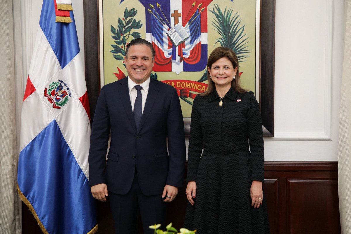 jeanluisrj's tweet photo. Con profunda vocación de servicio, asumo hoy el Ministerio de Vivienda, Hábitat y Edificaciones. Gracias presidente @LuisAbinader por la confianza y @RaquelPenaVice por tomar mi juramento.

Mi compromiso es trabajar con eficiencia y cercanía por nuestra gente.🇩🇴 https://t.co/P2WrtNF5xR
